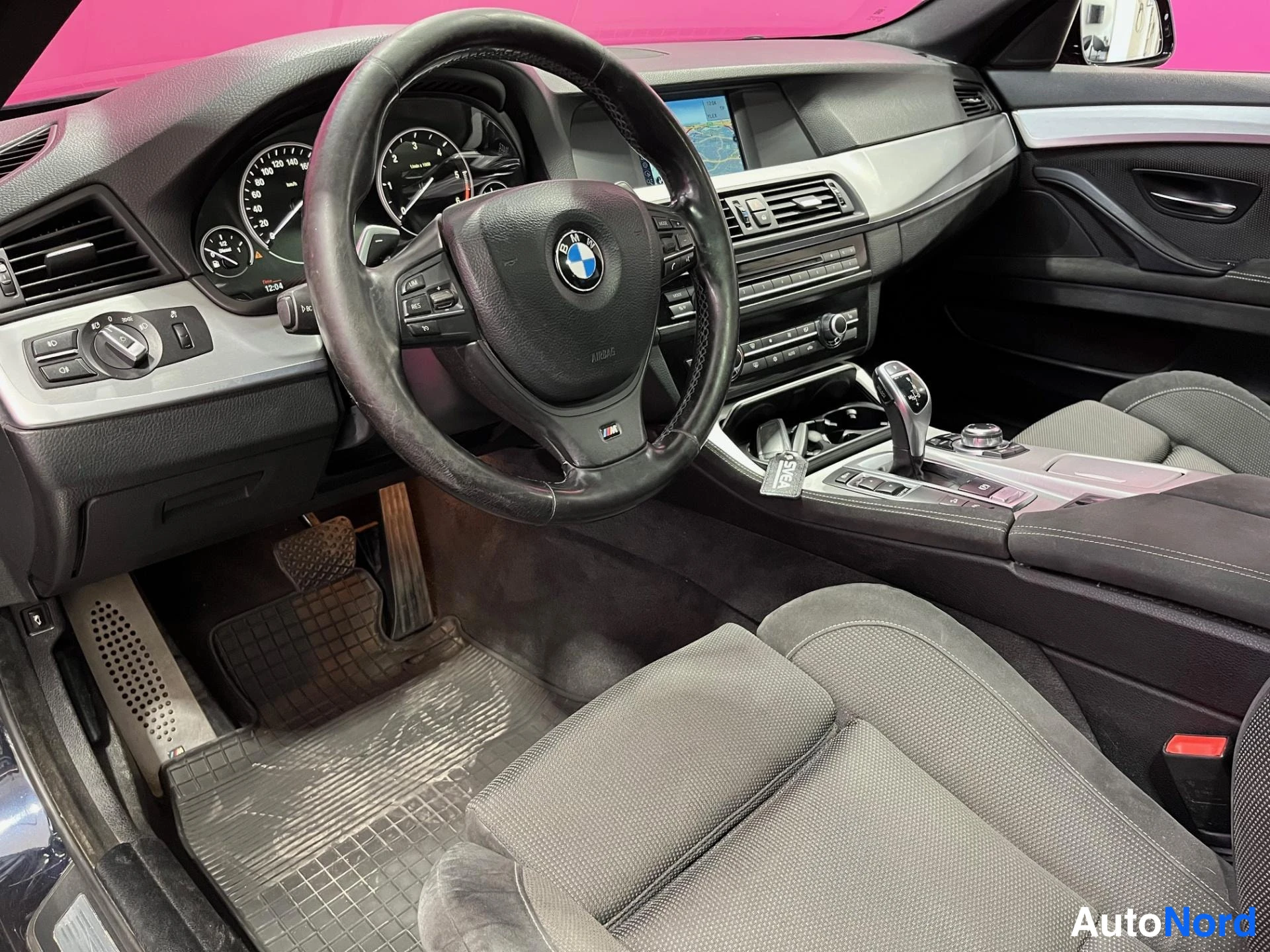 Blå BMW 525d xDrive 2011, förarplats, bild 7