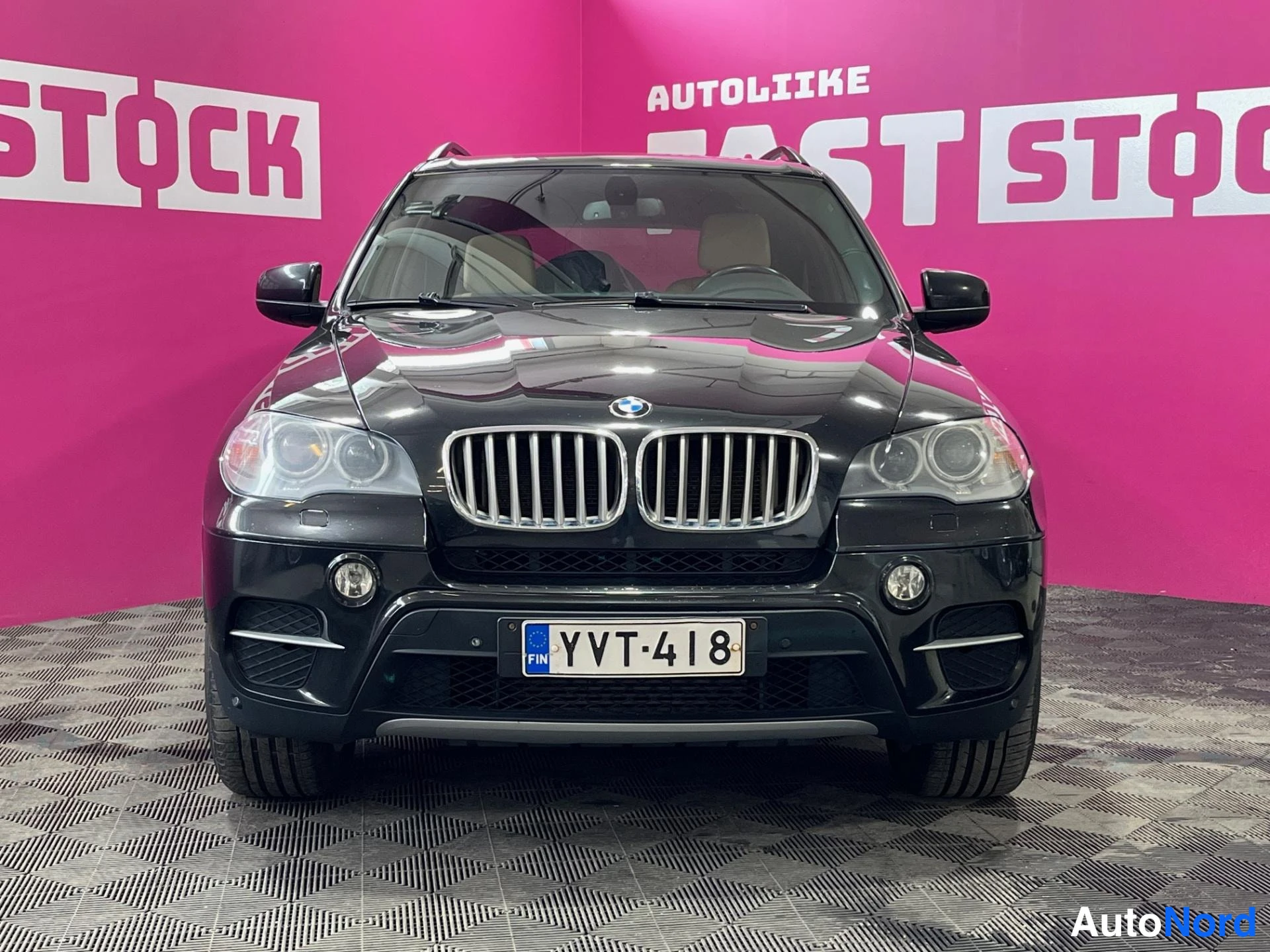 Musta BMW X5 xDrive40d 2011, edestä, kuva 3