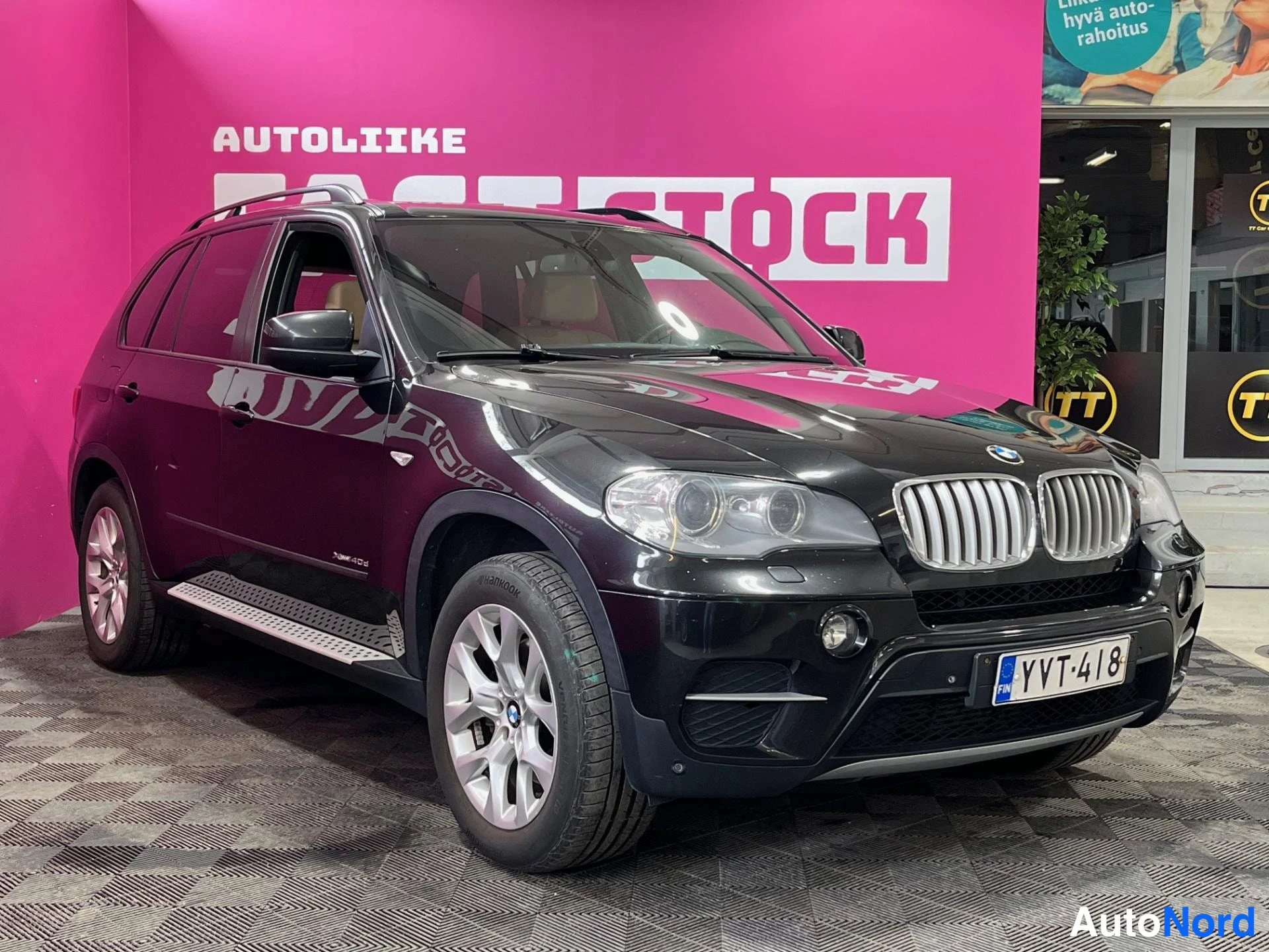 Musta BMW X5 xDrive40d 2011, etuviisto, keula oikealle, kuva 2