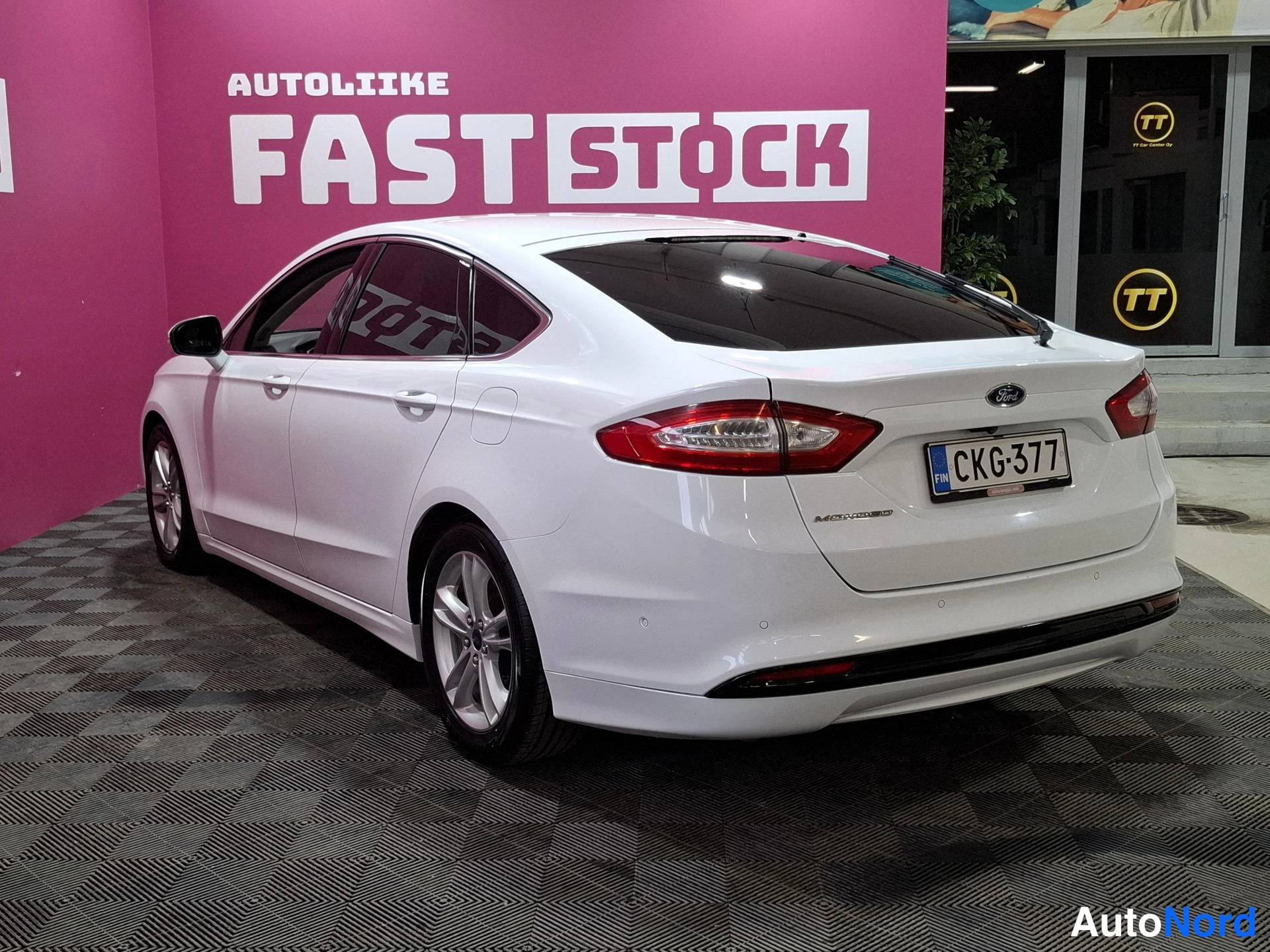 White Ford Mondeo 2015, rear three-quarter, photo 5