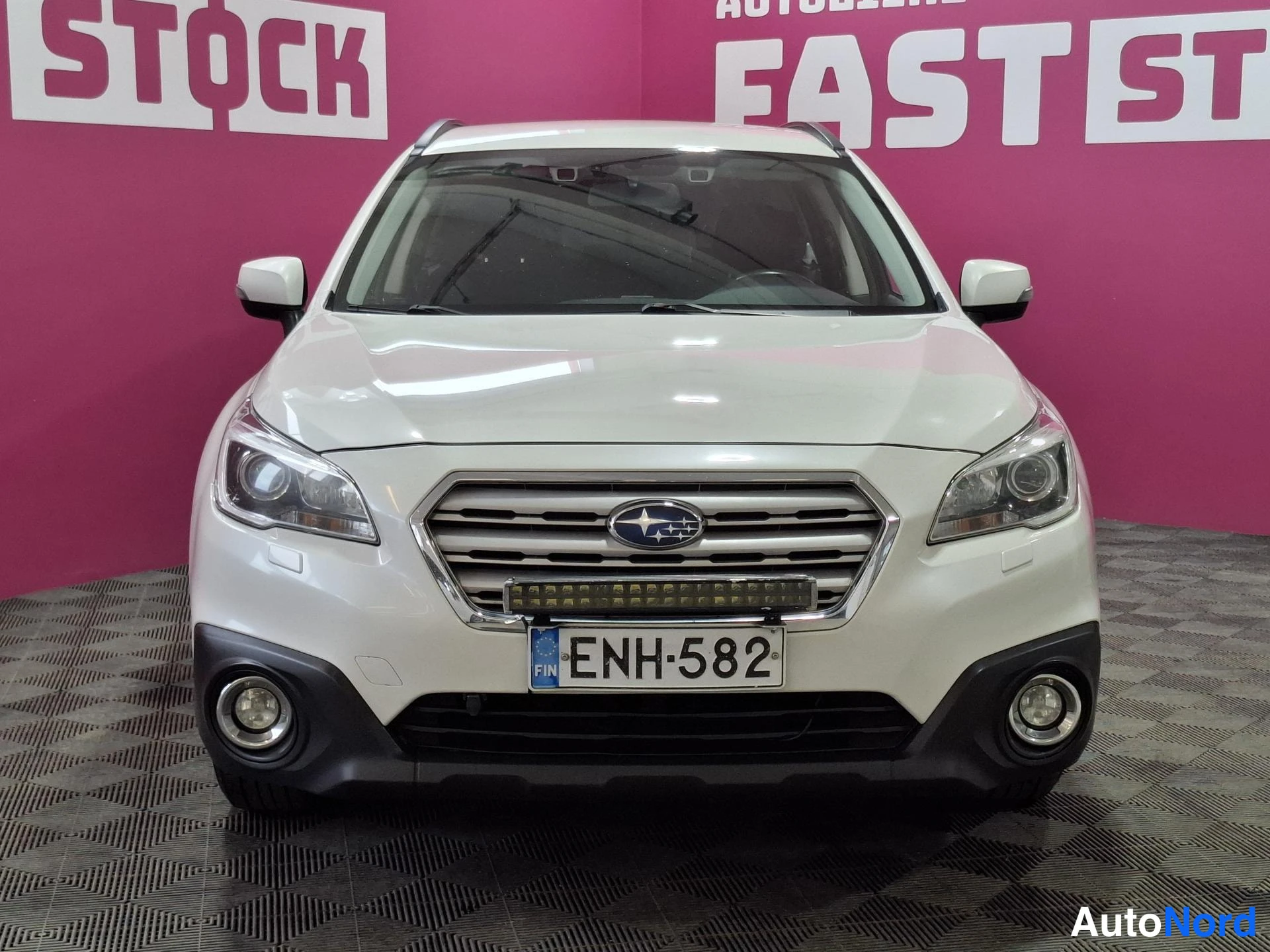 White Subaru Outback 2015, front, photo 3