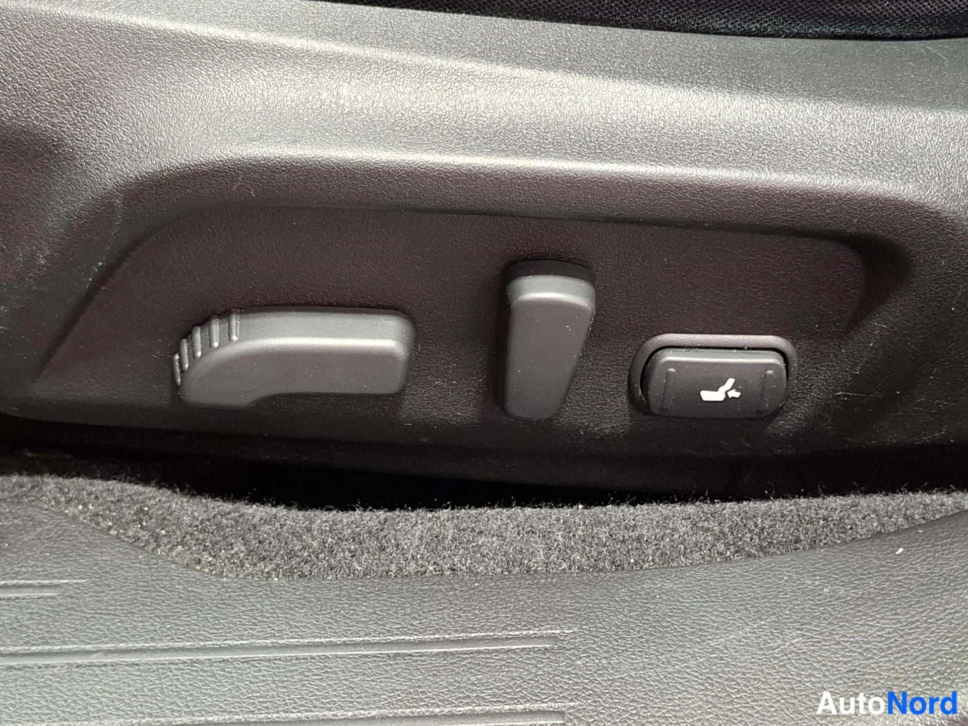 White Subaru Outback 2015, detail, photo 13