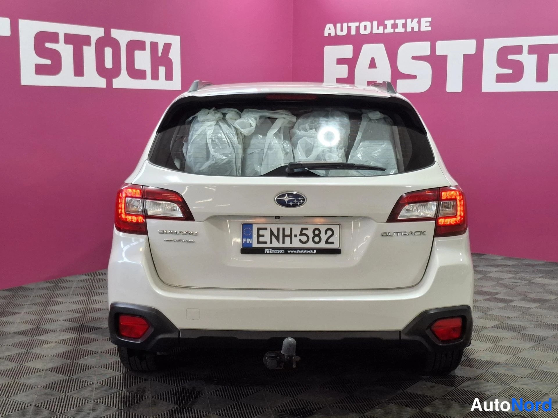 White Subaru Outback 2015, rear, photo 6