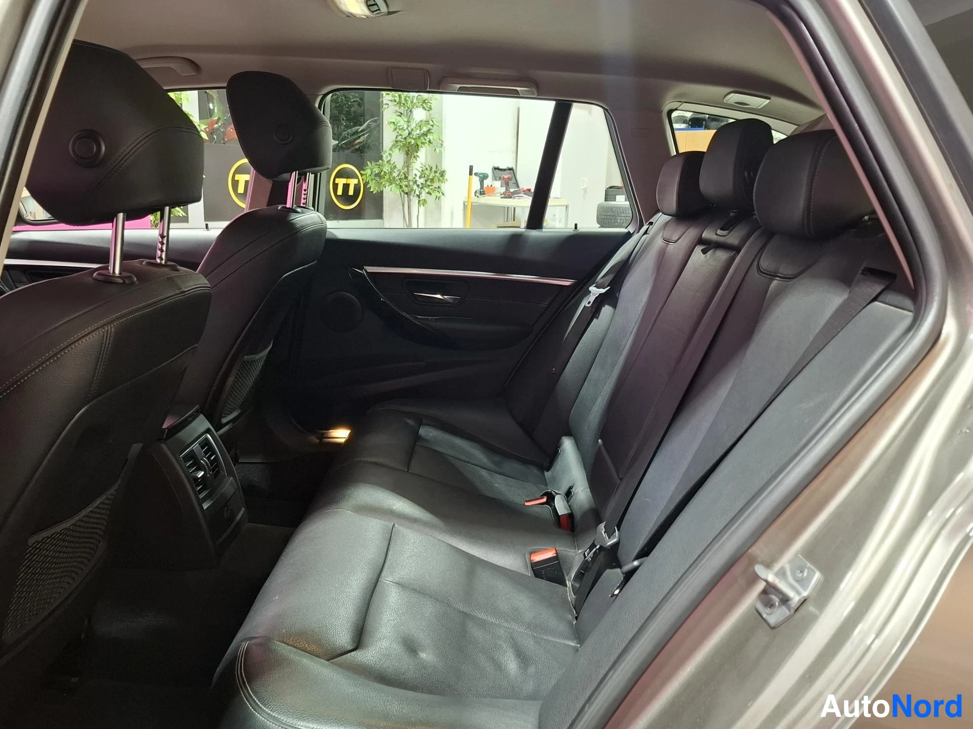 Silver BMW 320d xDrive 2017, baksäten, bild 11