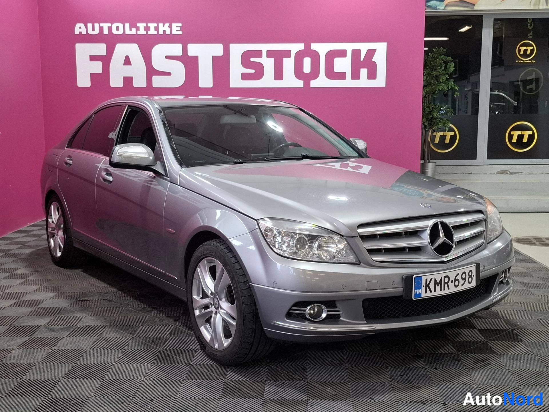 Grå Mercedes-Benz C 350 2008, snett framifrån, fronten åt höger, bild 2