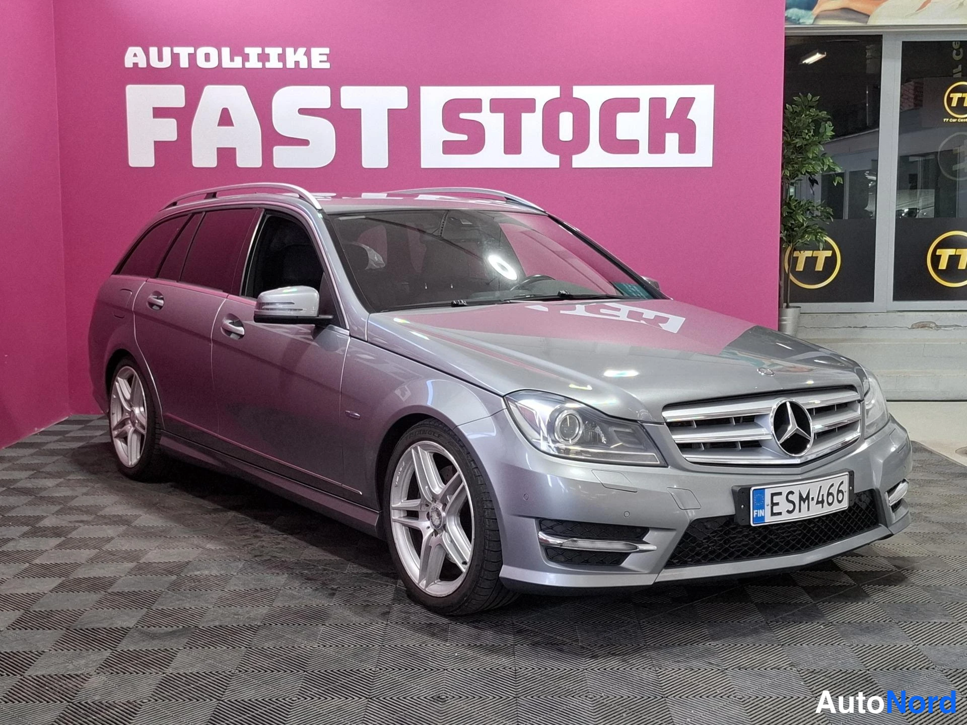 Grå Mercedes-Benz C 250 CDI 4MATIC 2012, snett framifrån, fronten åt höger, bild 2
