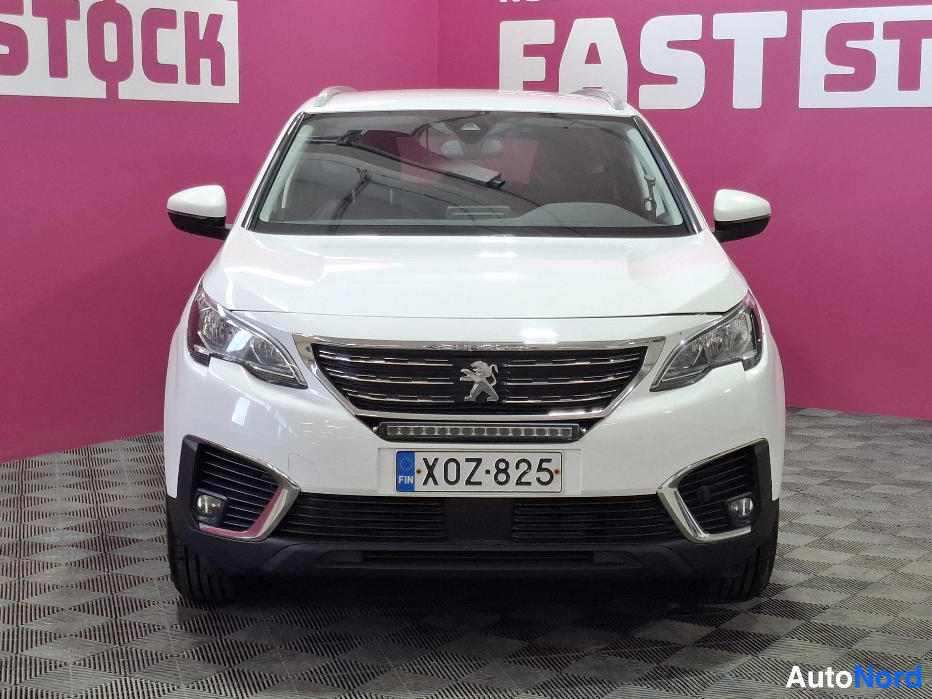 Valkoinen Peugeot 5008 2018, edestä, kuva 3
