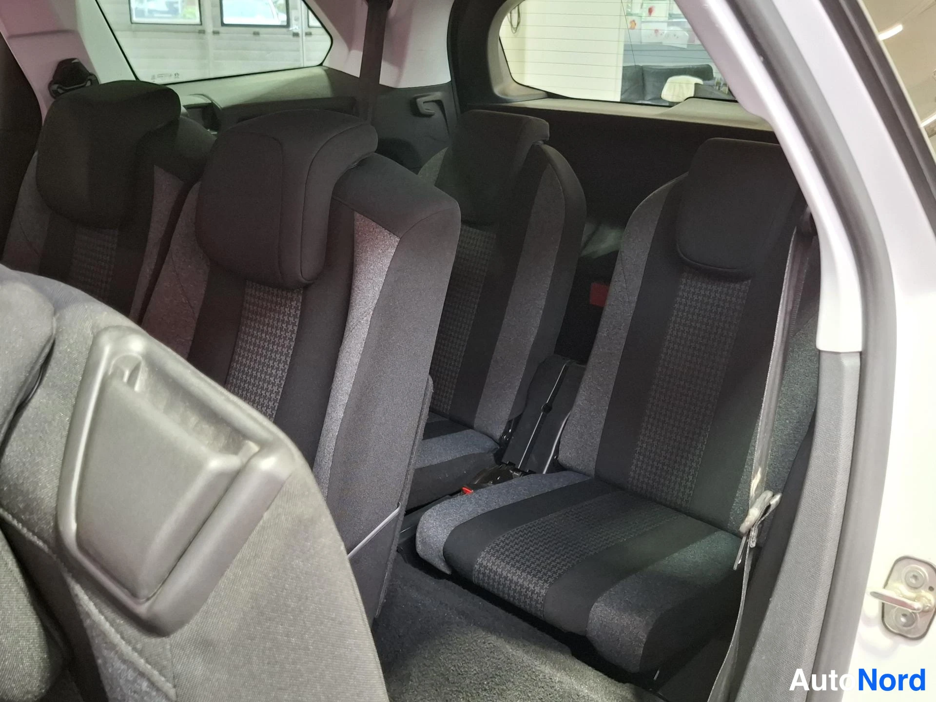 Valkoinen Peugeot 5008 2018, takaistuimet, kuva 13