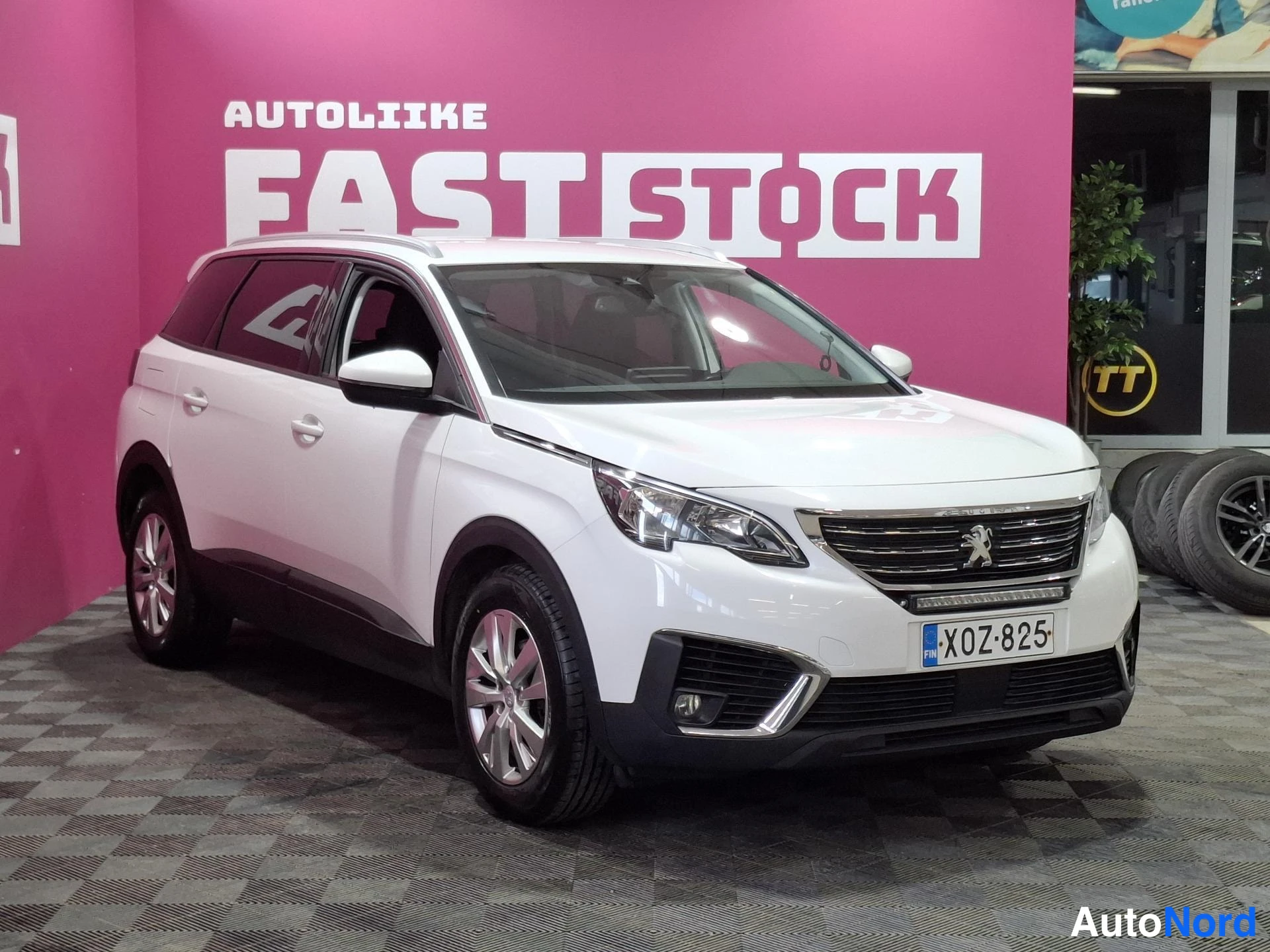 Valkoinen Peugeot 5008 2018, etuviisto, keula oikealle, kuva 2