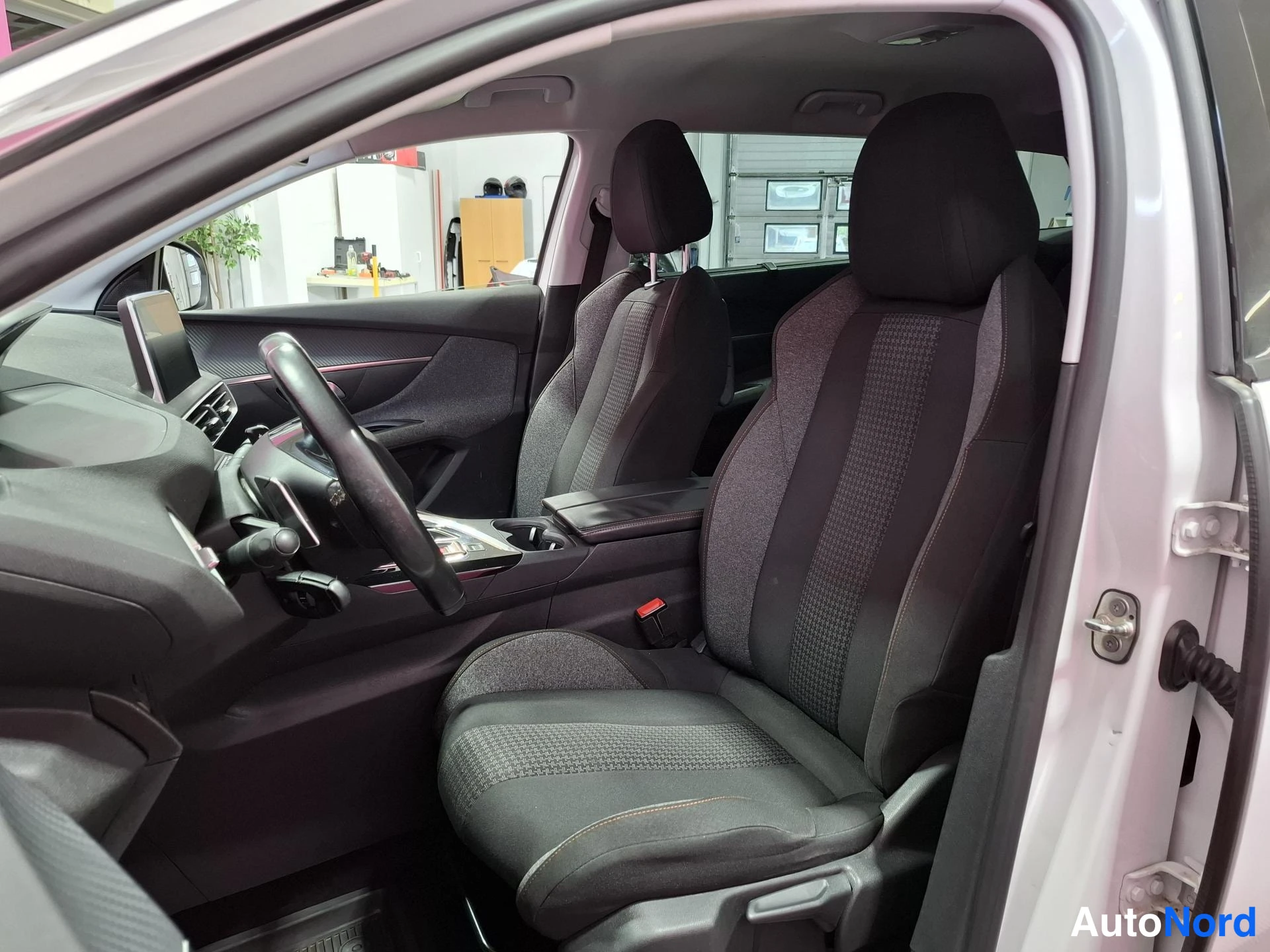Valkoinen Peugeot 5008 2018, etuistuimet, kuva 11