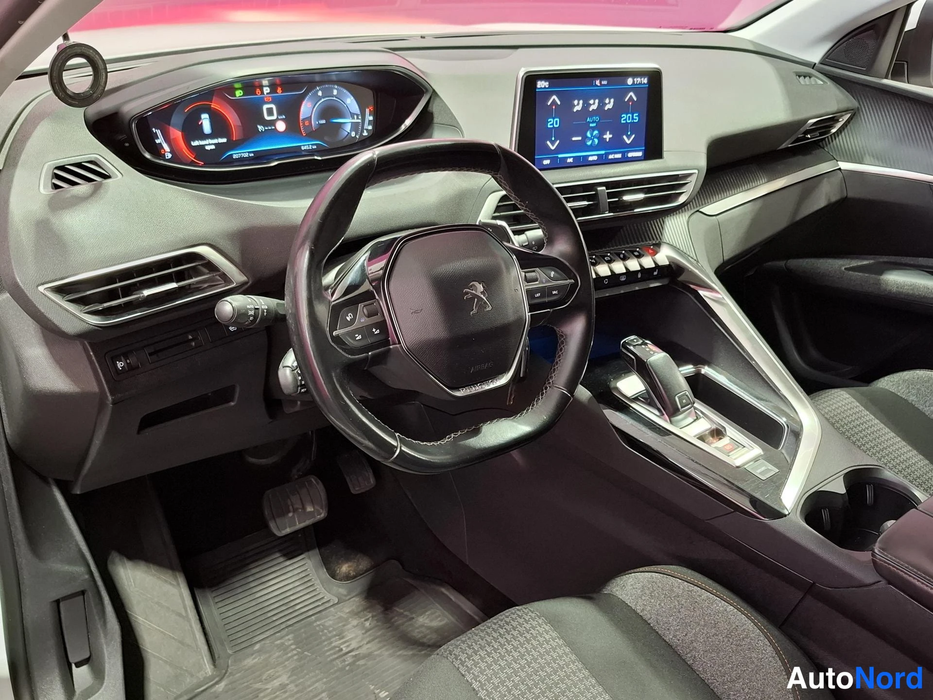 Valkoinen Peugeot 5008 2018, ohjaamo, kuva 7