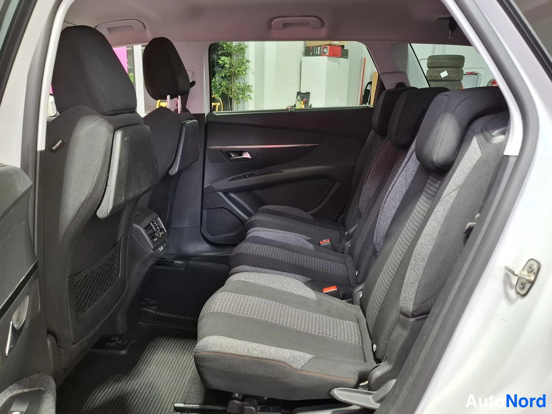 Valkoinen Peugeot 5008 2018, takaistuimet, kuva 12