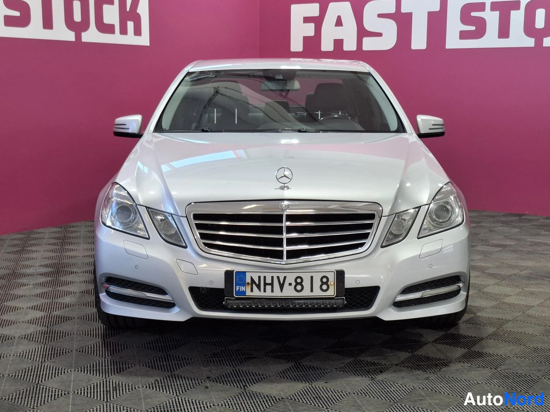 Grå Mercedes-Benz E 200 CDI 2011, framifrån, bild 3