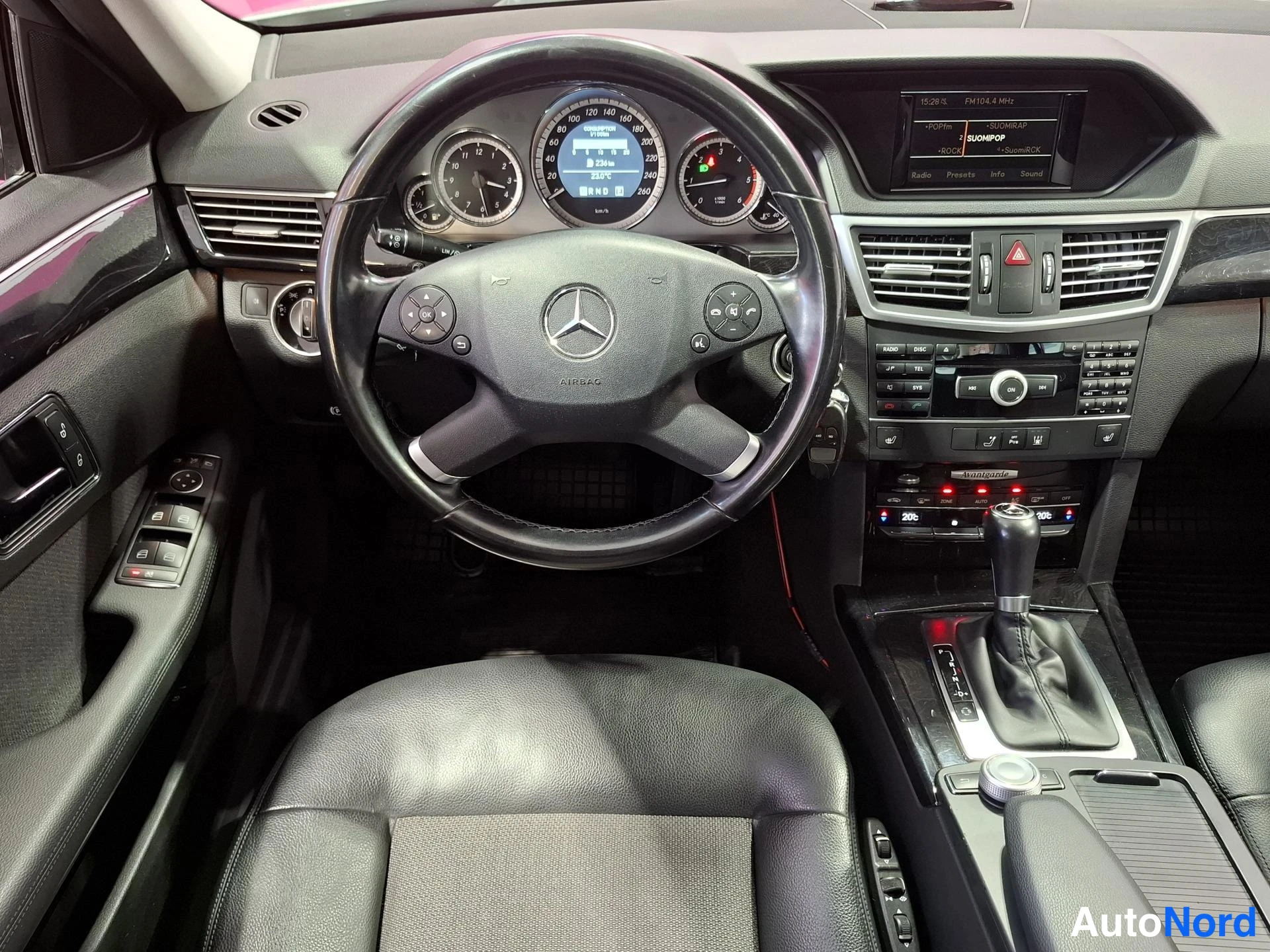 Grå Mercedes-Benz E 200 CDI 2011, förarplats, bild 9