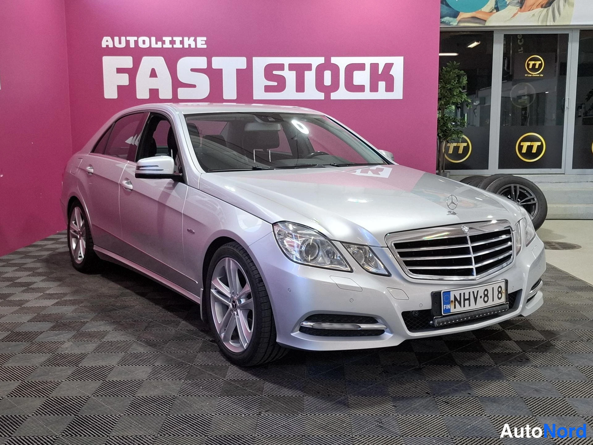 Grå Mercedes-Benz E 200 CDI 2011, snett framifrån, fronten åt höger, bild 2