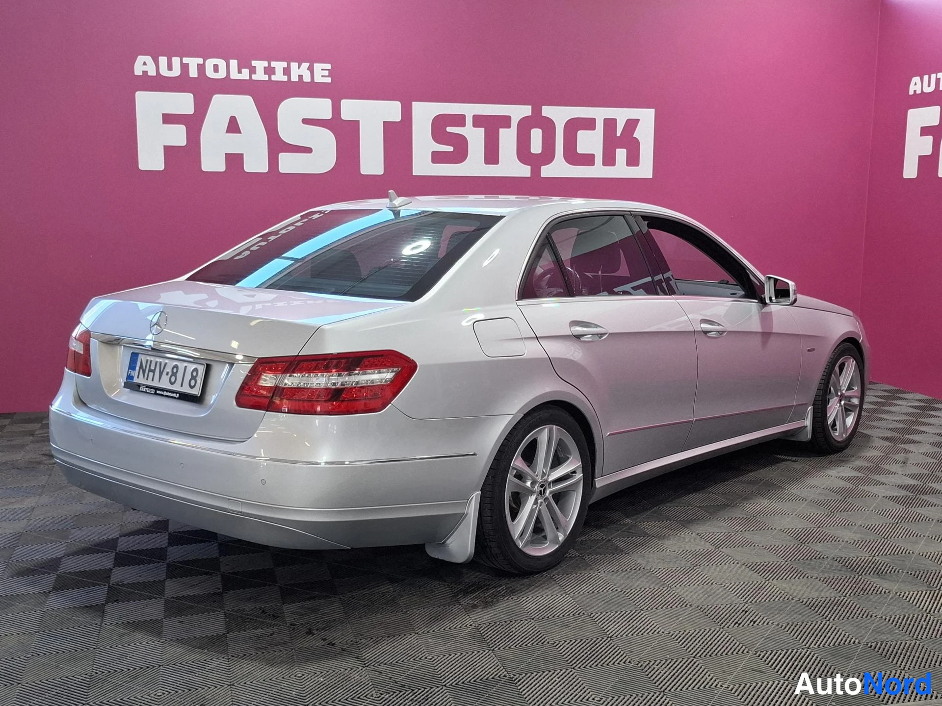 Grå Mercedes-Benz E 200 CDI 2011, snett bakifrån, bild 5