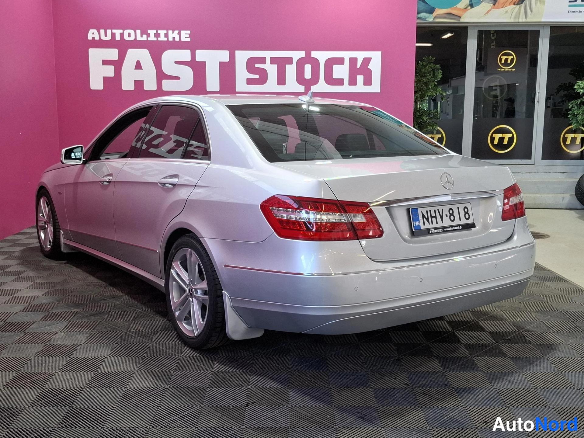 Grå Mercedes-Benz E 200 CDI 2011, snett bakifrån, bild 4
