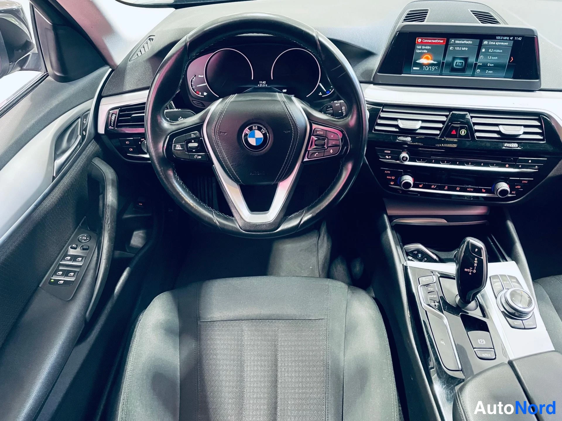Svart BMW 520d 2018, förarplats, bild 9