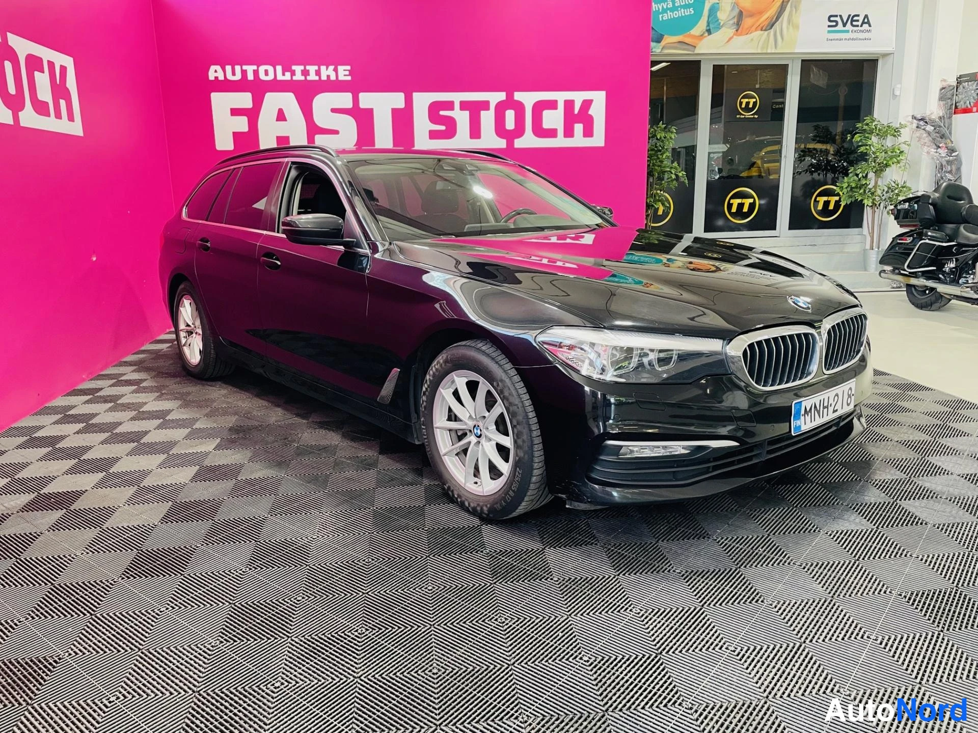 Svart BMW 520d 2018, snett framifrån, fronten åt höger, bild 2