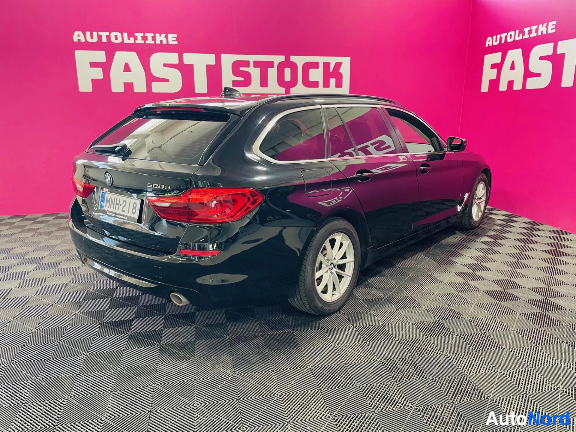 Svart BMW 520d 2018, snett bakifrån, bild 4