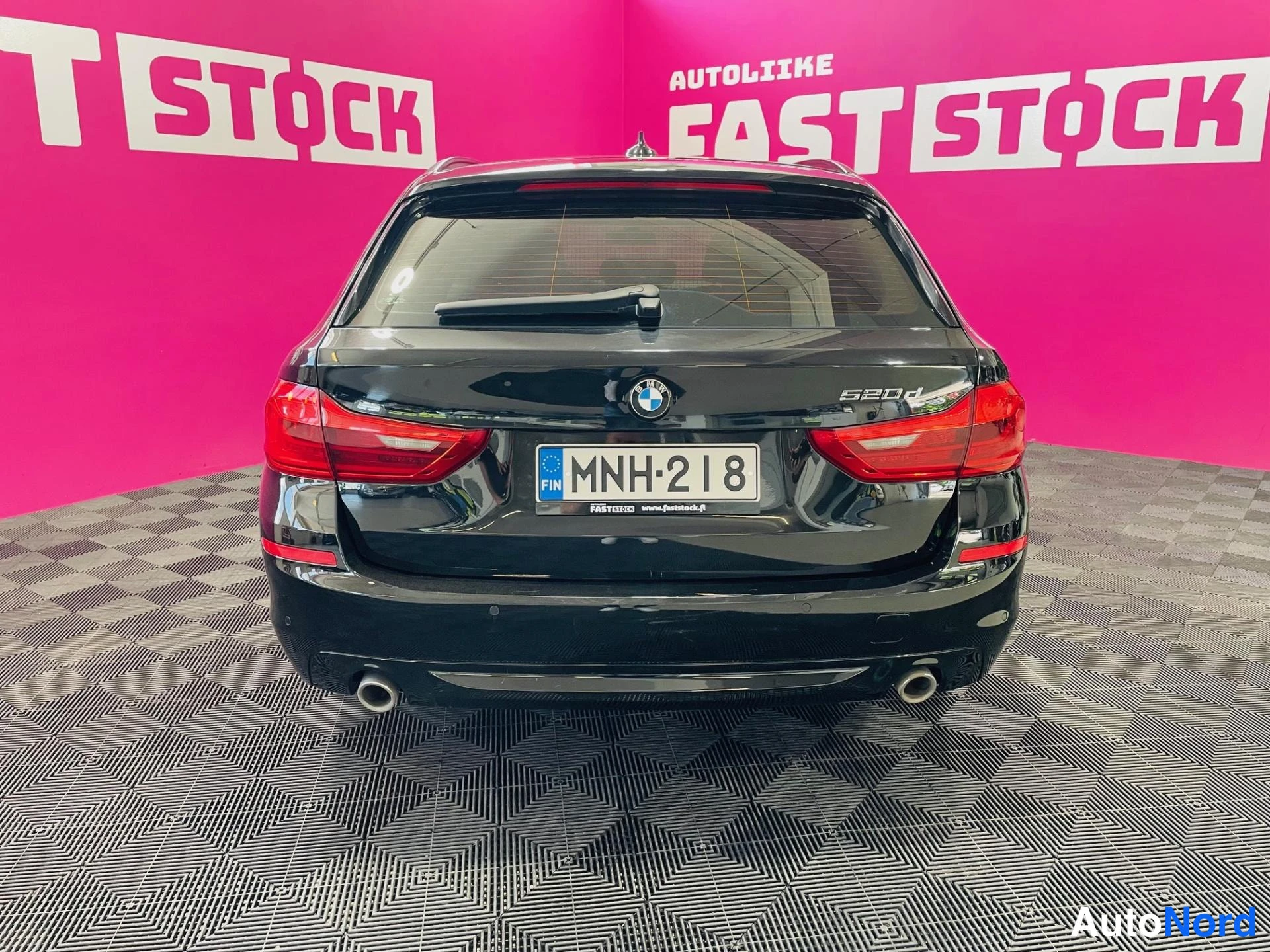 Svart BMW 520d 2018, bakifrån, bild 6