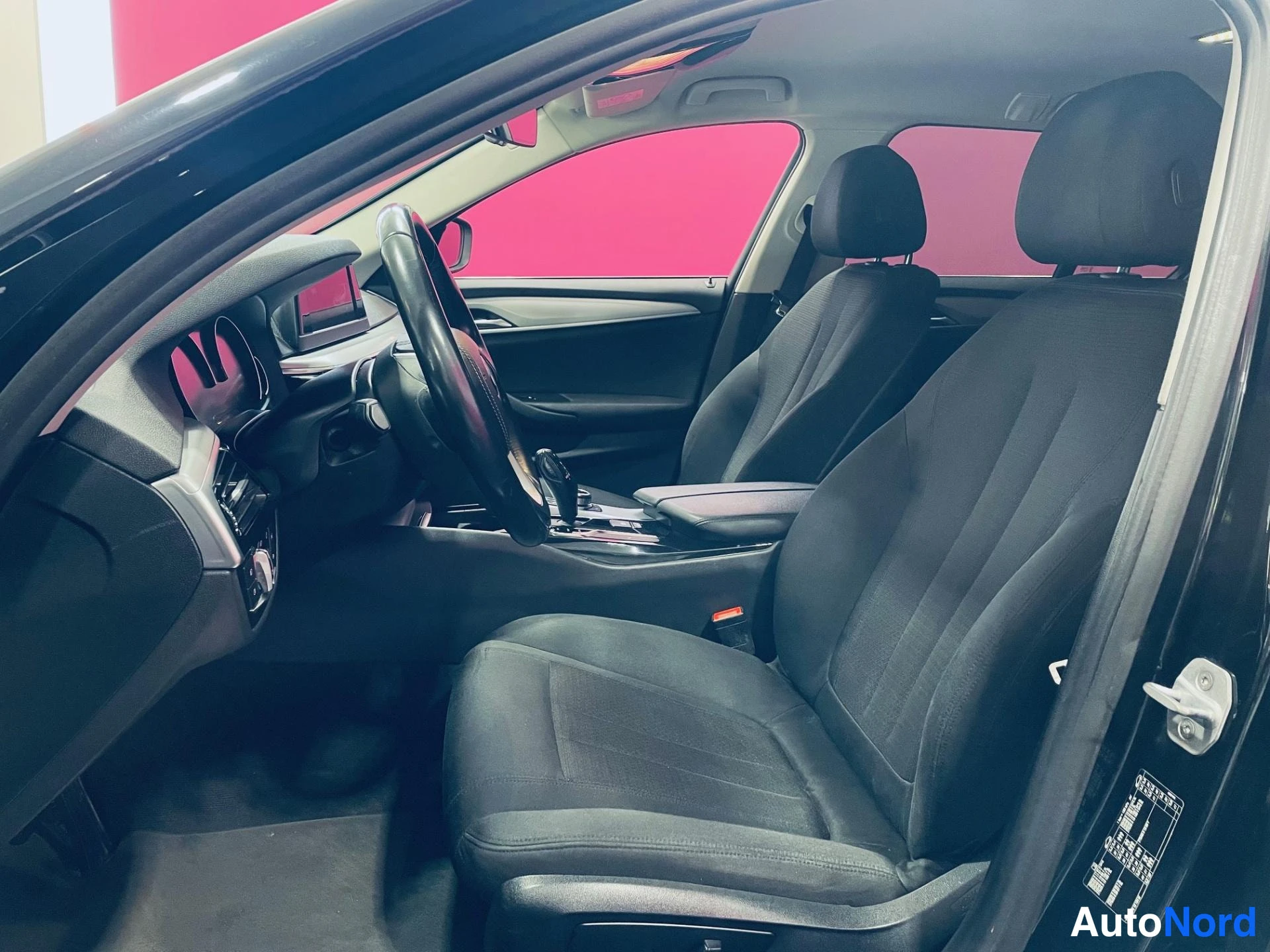 Svart BMW 520d 2018, framsäten, bild 11