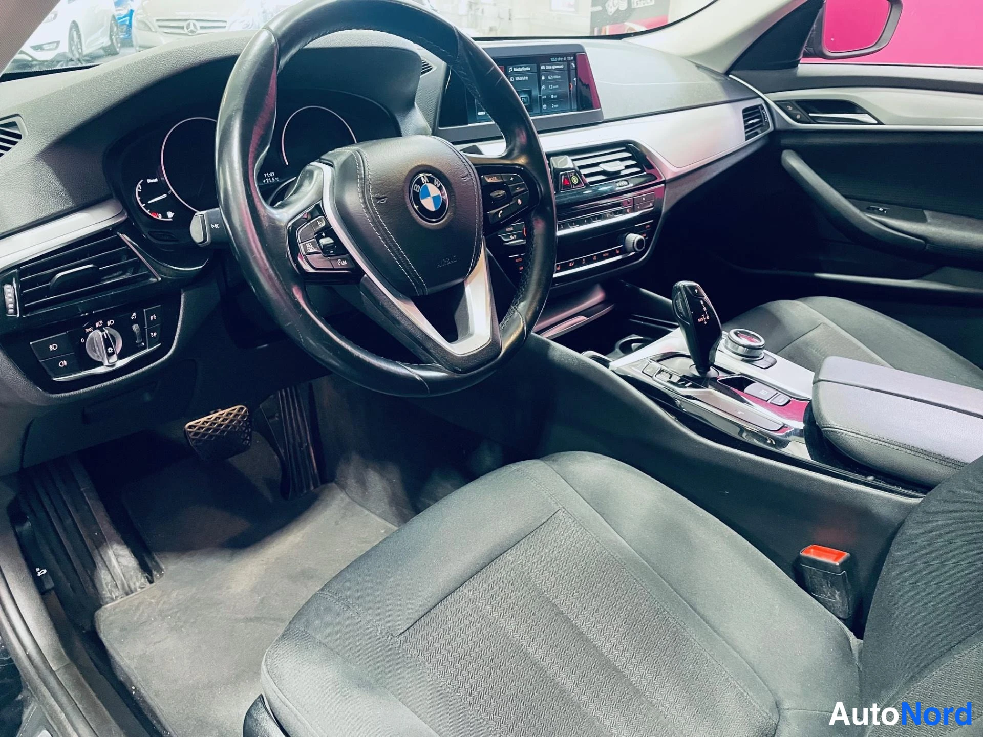 Svart BMW 520d 2018, förarplats, bild 7