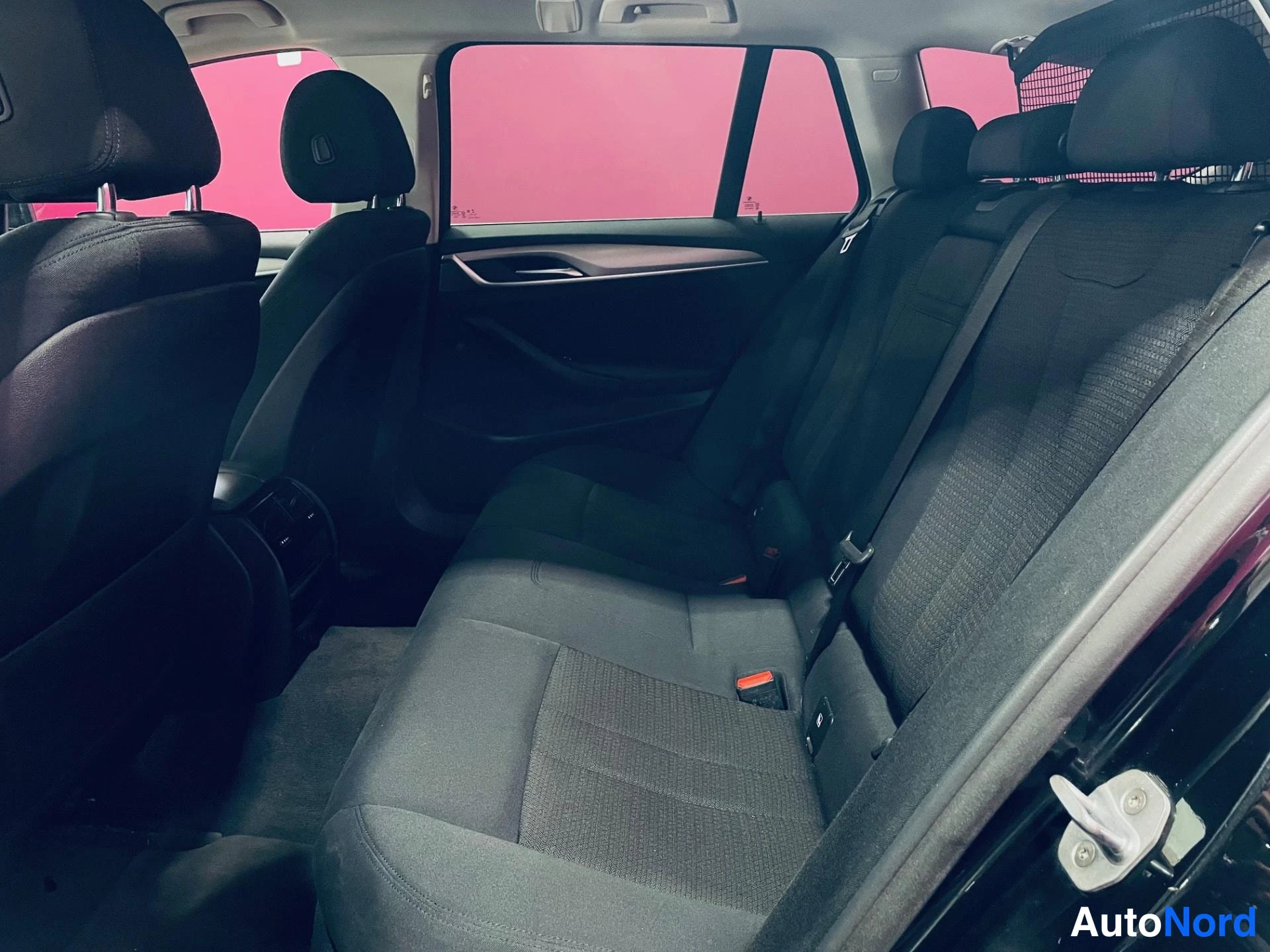 Svart BMW 520d 2018, baksäten, bild 12
