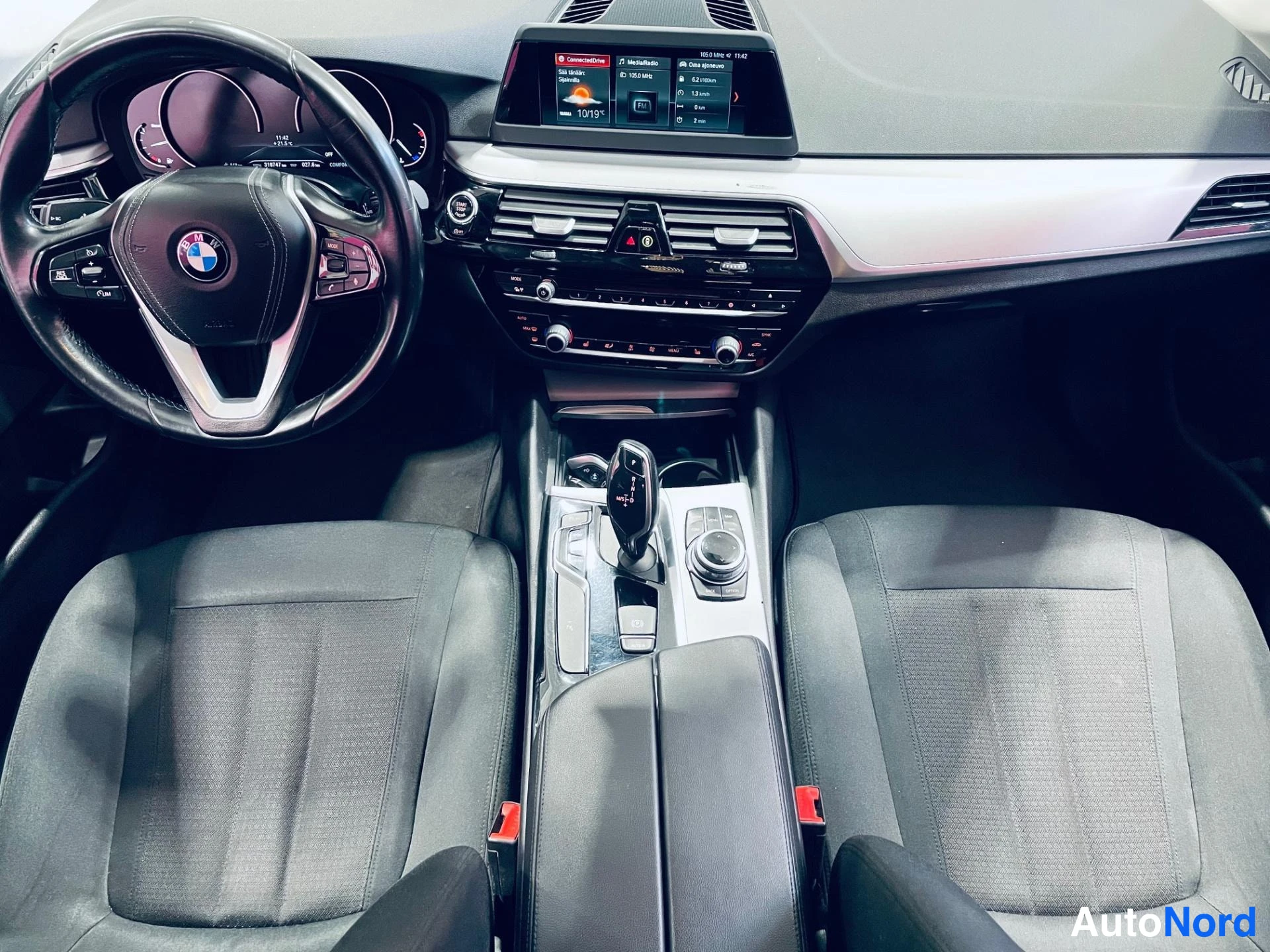 Svart BMW 520d 2018, förarplats, bild 8