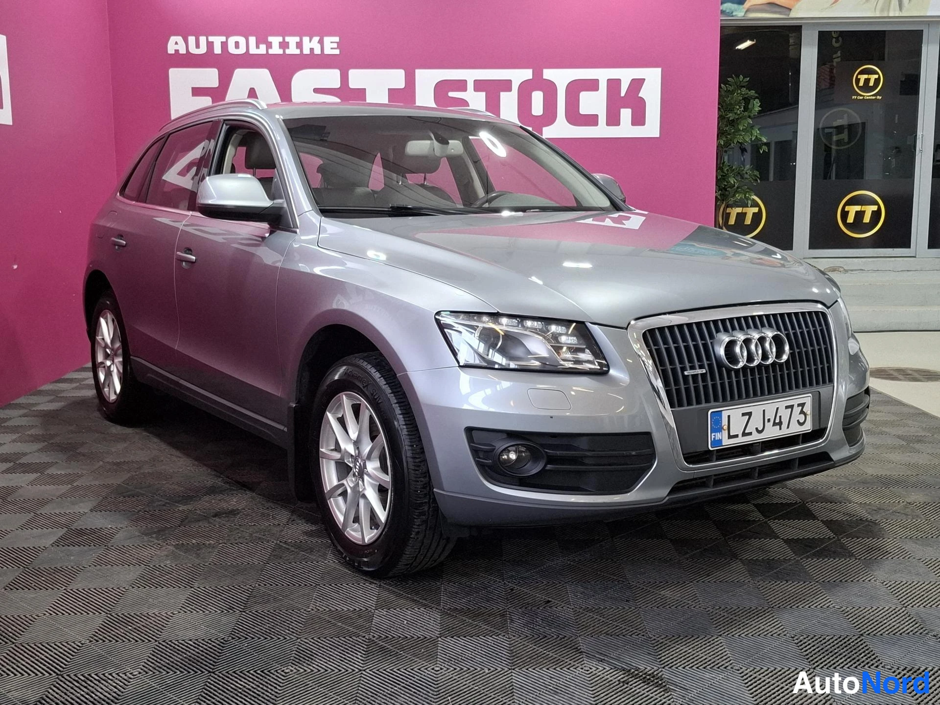 Grey Audi Q5 2011, front three-quarter, nose to the right, photo 2