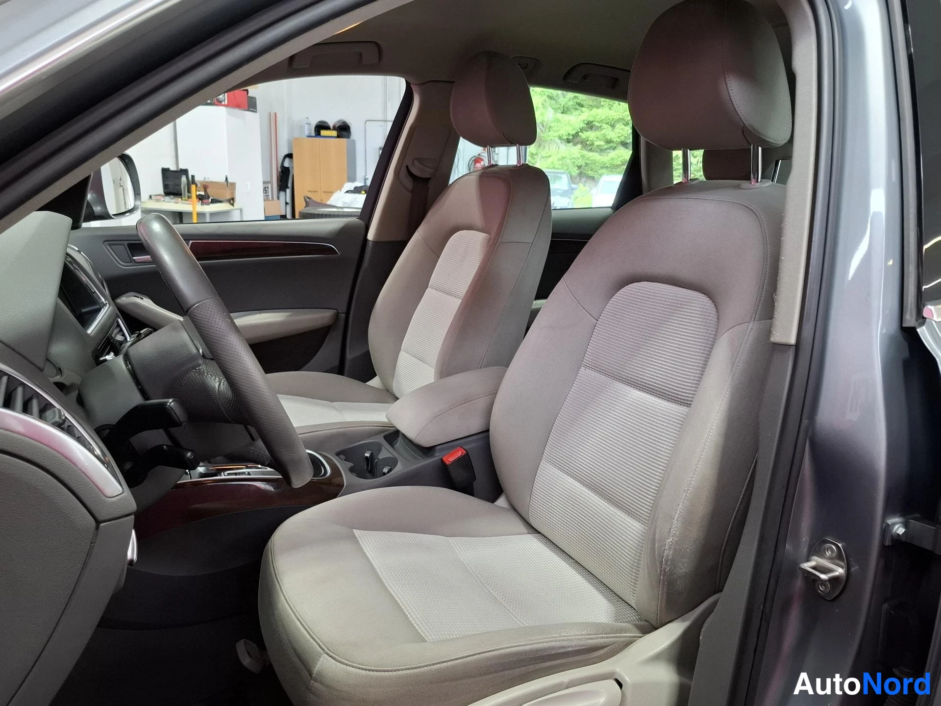 Grey Audi Q5 2011, front seats, photo 10