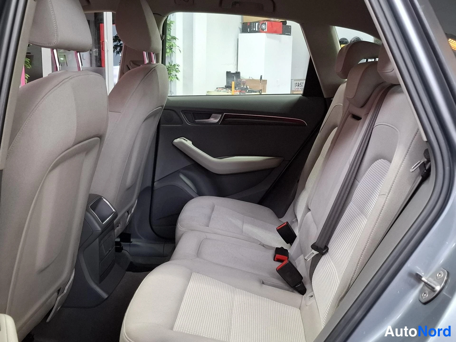 Grey Audi Q5 2011, rear seats, photo 11