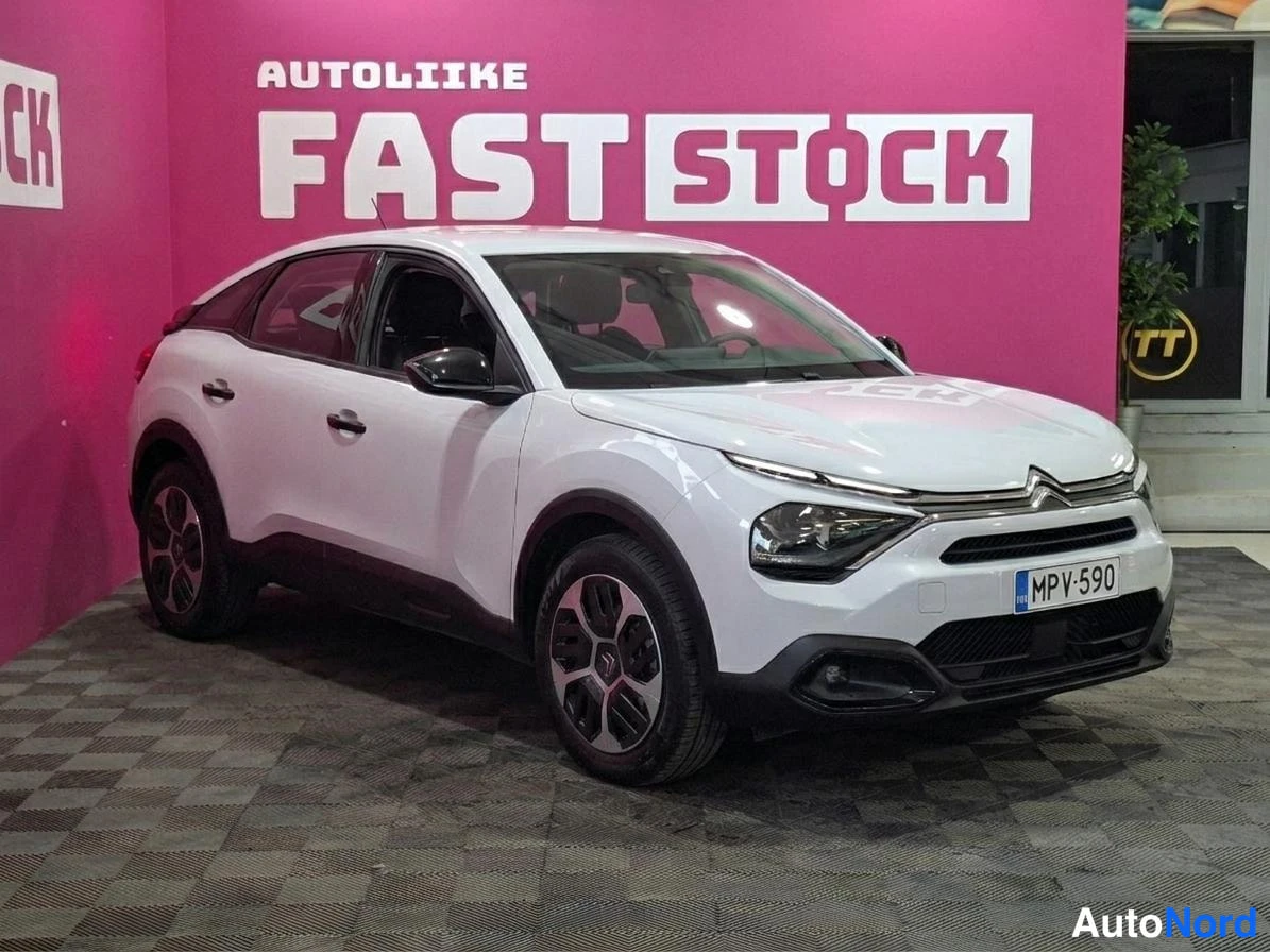Vit Citroen C4 2024, snett framifrån, fronten åt höger, bild 2