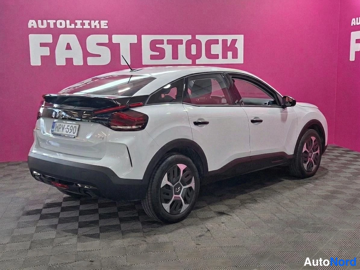 Vit Citroen C4 2024, snett bakifrån, bild 5