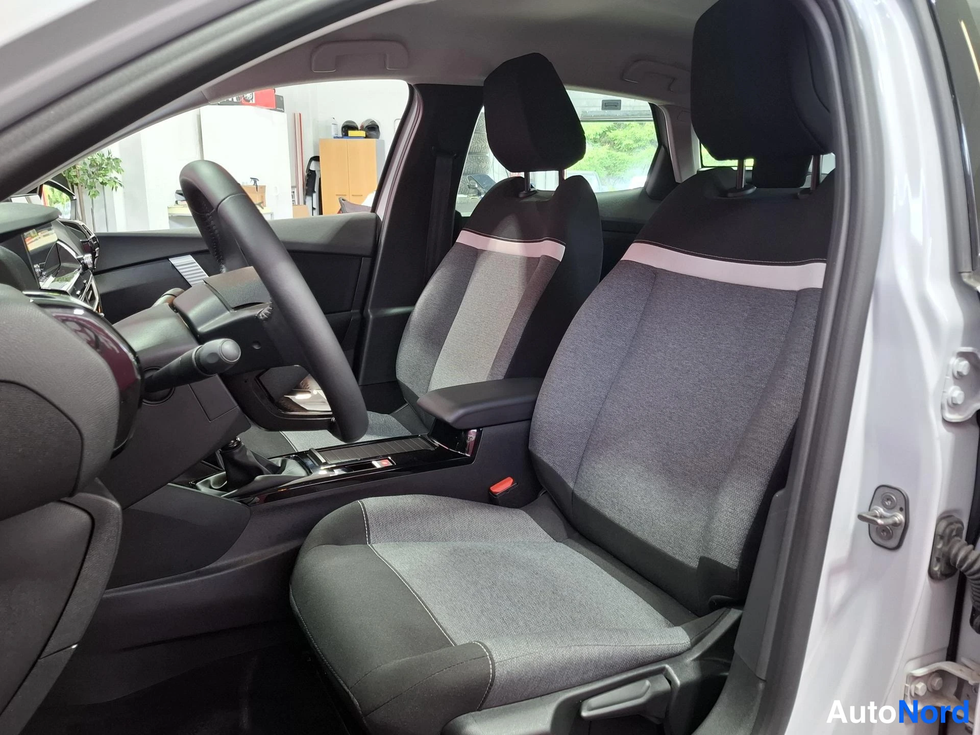 Vit Citroen C4 2024, framsäten, bild 12