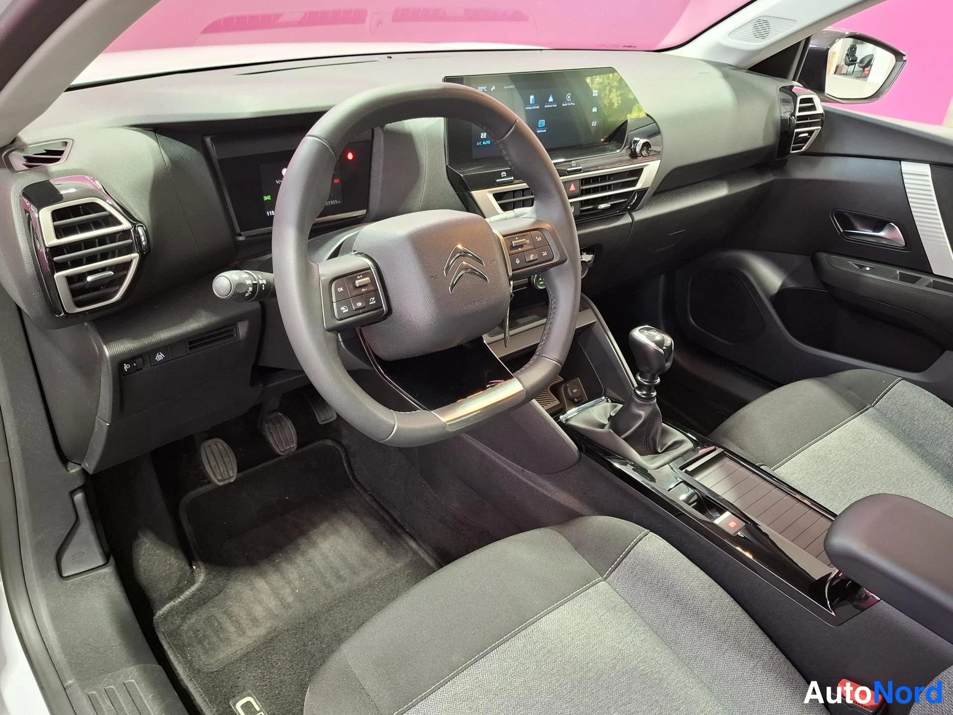 Vit Citroen C4 2024, förarplats, bild 10