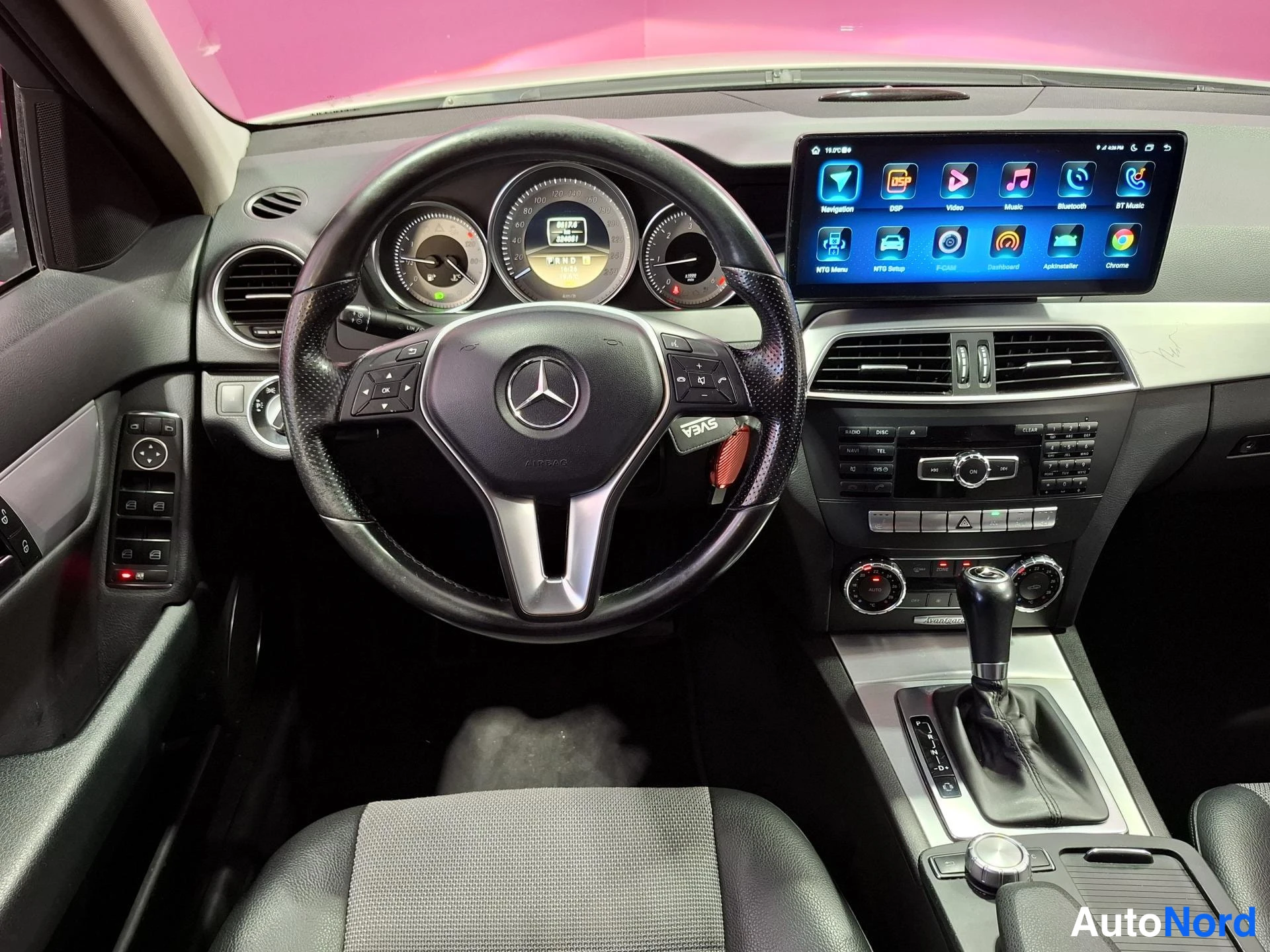 Valkoinen Mercedes-Benz C 180 CDI 2012, ohjaamo, kuva 9