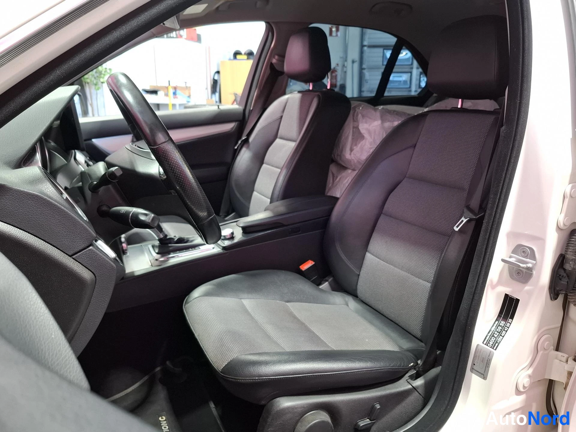 Valkoinen Mercedes-Benz C 180 CDI 2012, etuistuimet, kuva 10