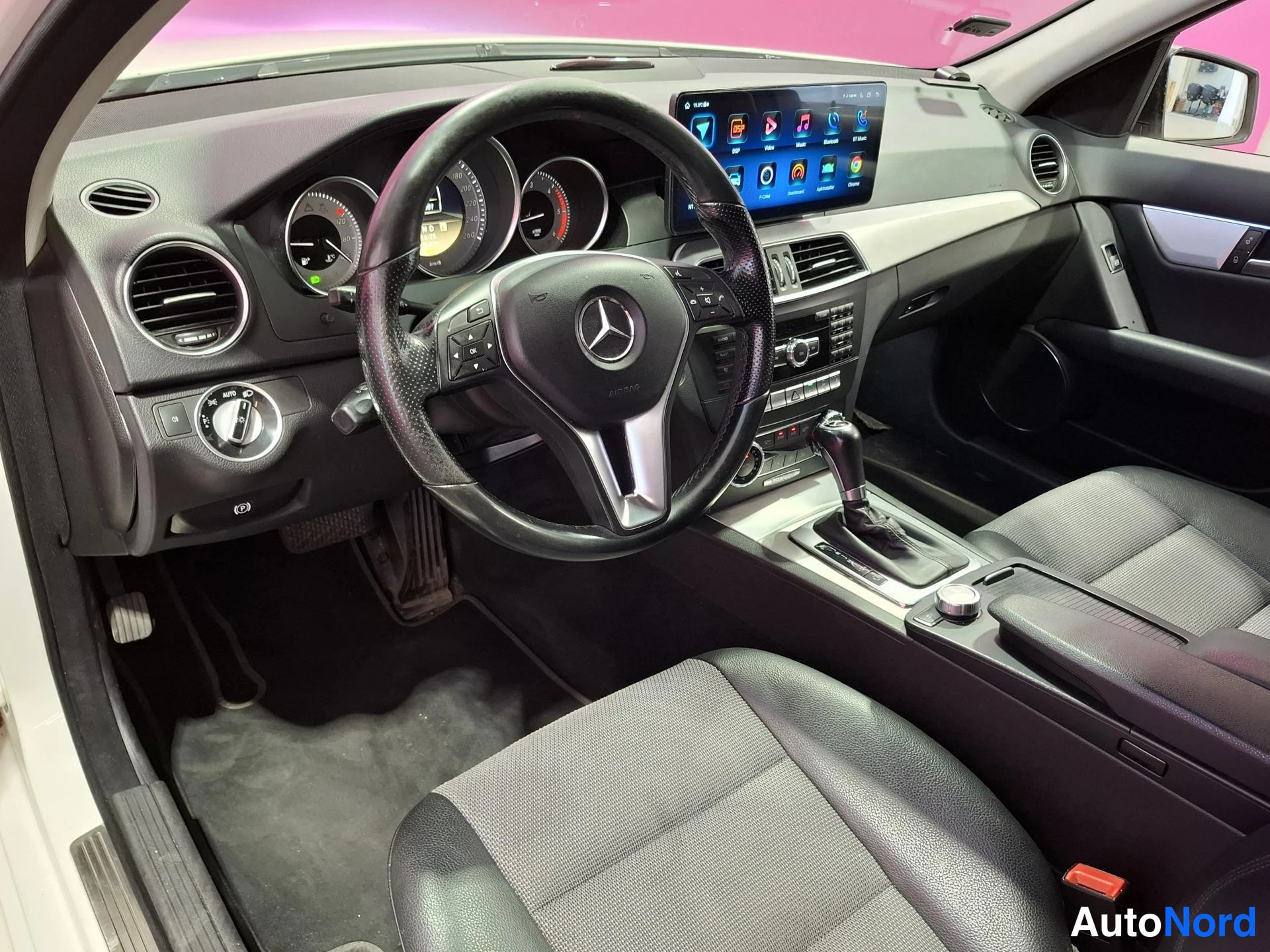 Valkoinen Mercedes-Benz C 180 CDI 2012, ohjaamo, kuva 7