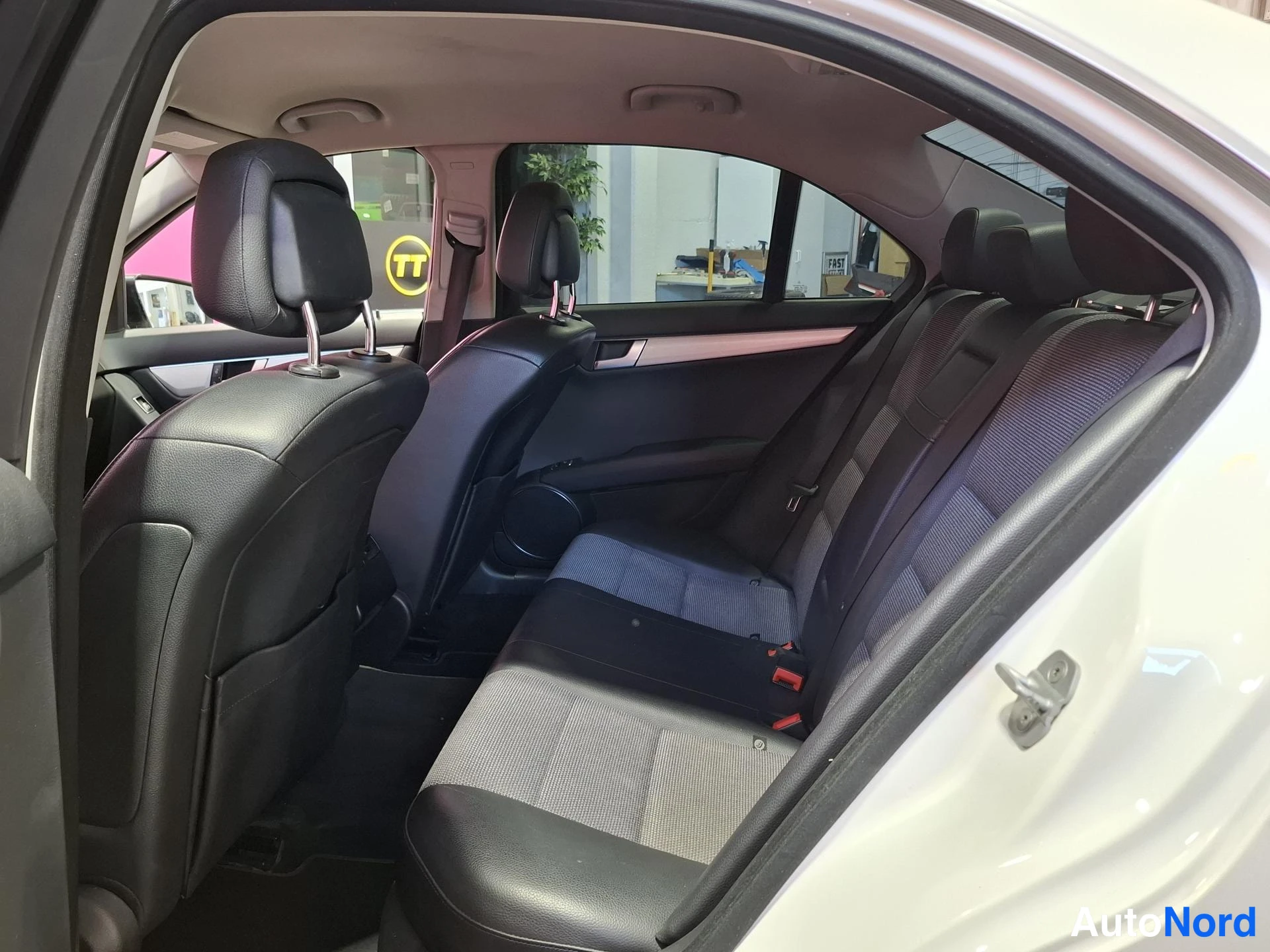 Valkoinen Mercedes-Benz C 180 CDI 2012, takaistuimet, kuva 11