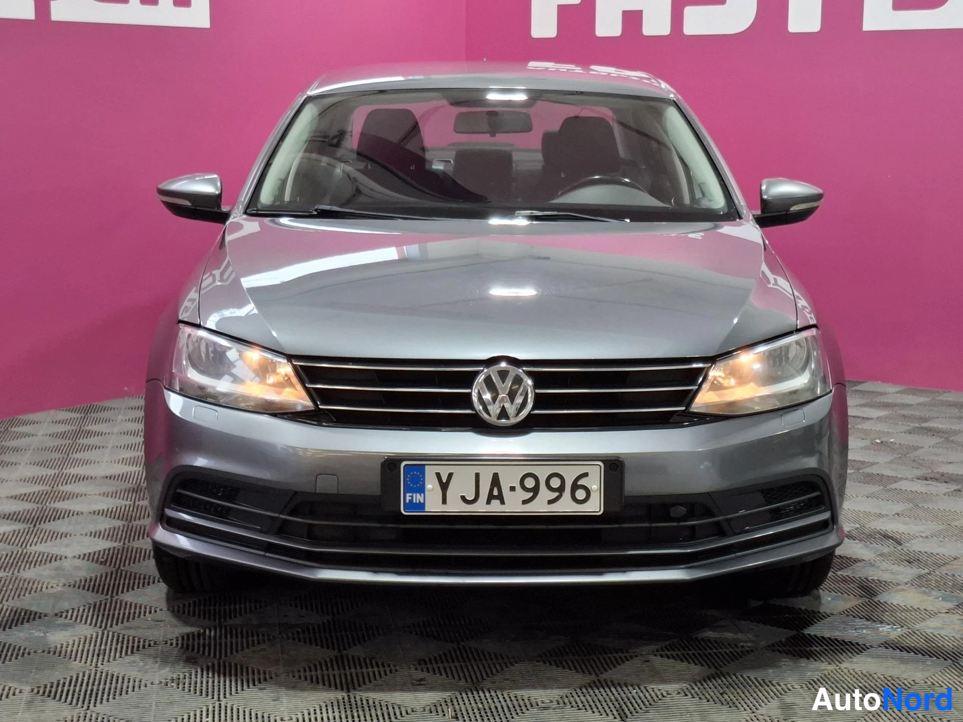 Harmaa Volkswagen Jetta 2015, edestä, kuva 3