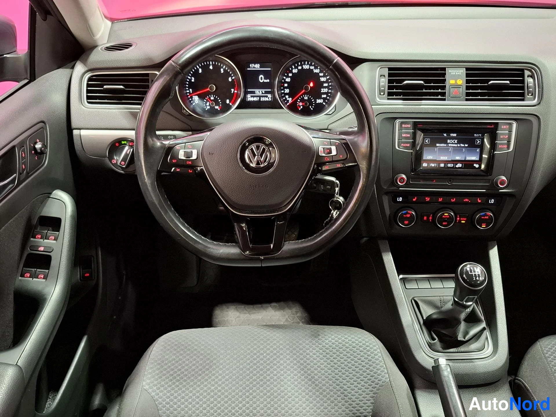Harmaa Volkswagen Jetta 2015, ohjaamo, kuva 9