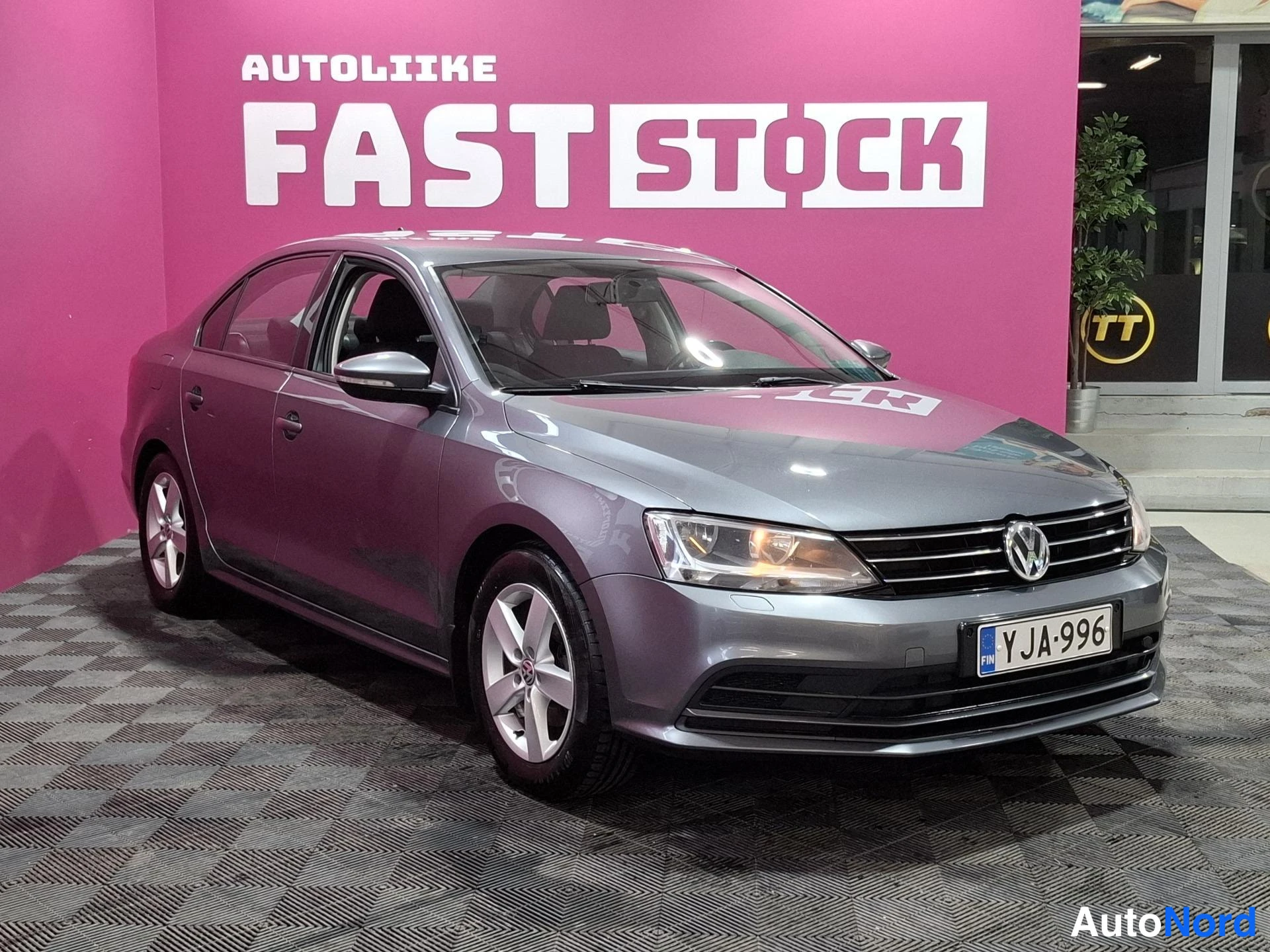Harmaa Volkswagen Jetta 2015, etuviisto, keula oikealle, kuva 2