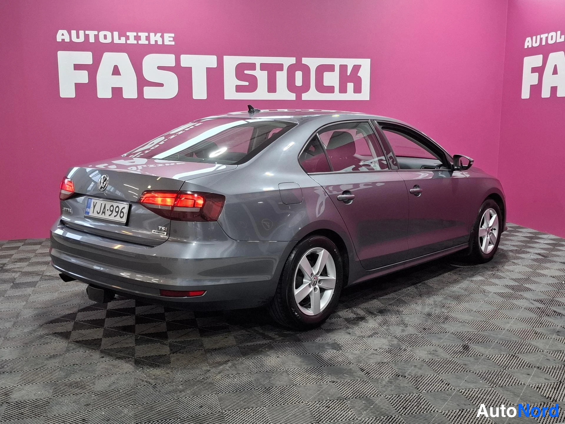 Harmaa Volkswagen Jetta 2015, takaviisto, kuva 5