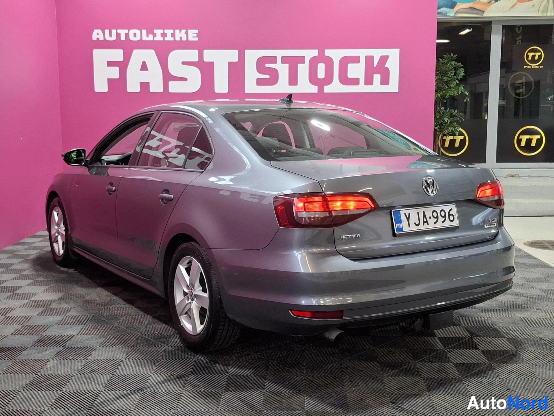 Harmaa Volkswagen Jetta 2015, takaviisto, kuva 4