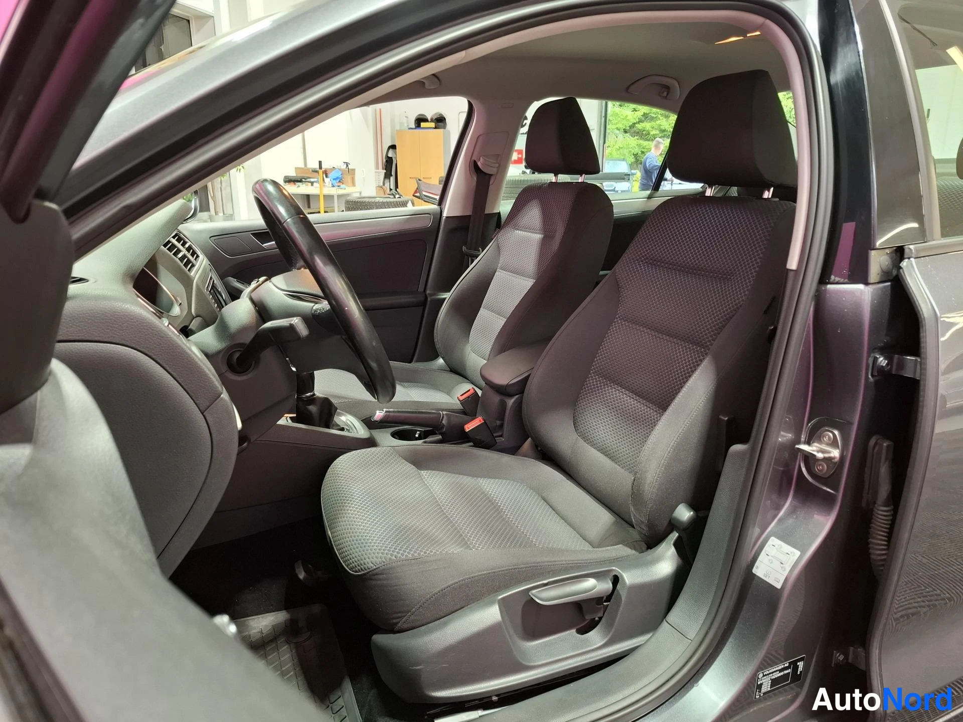 Harmaa Volkswagen Jetta 2015, etuistuimet, kuva 10