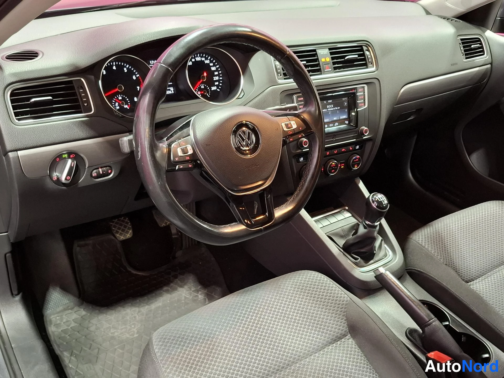 Harmaa Volkswagen Jetta 2015, ohjaamo, kuva 7
