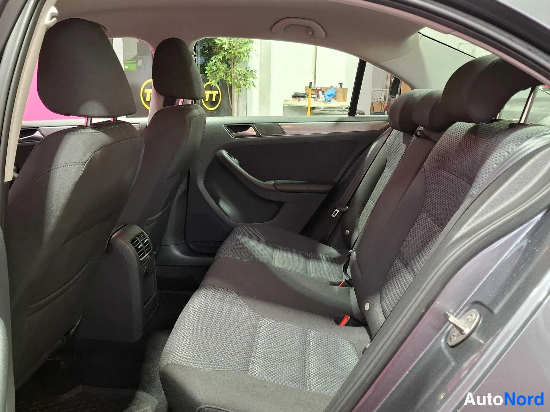 Harmaa Volkswagen Jetta 2015, takaistuimet, kuva 11