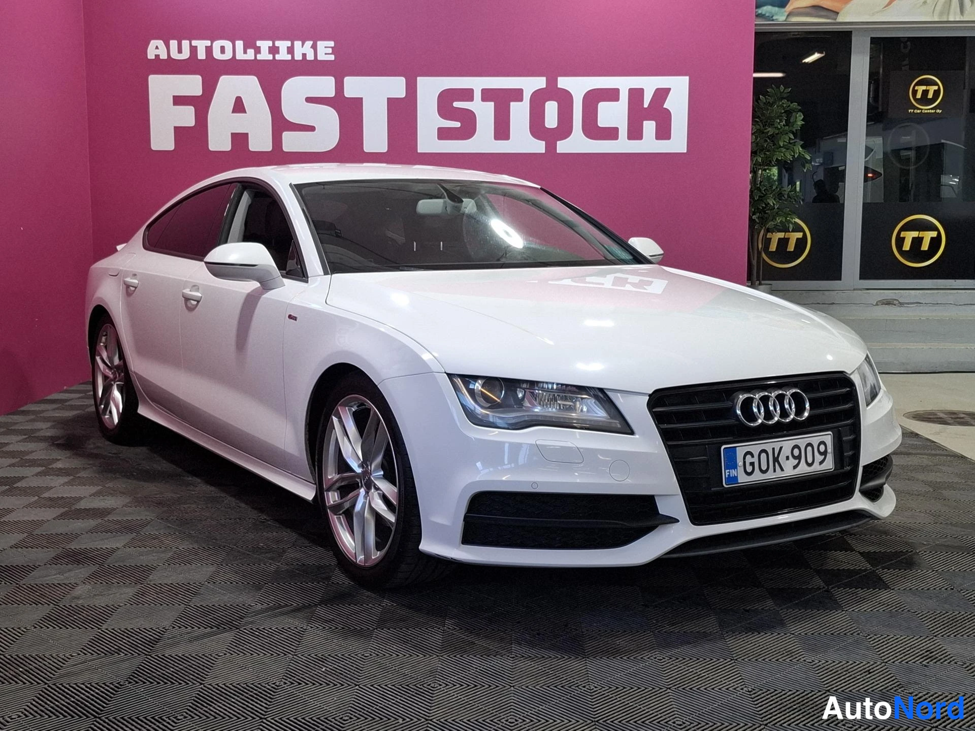 White Audi A7 2012, front three-quarter, nose to the right, photo 2