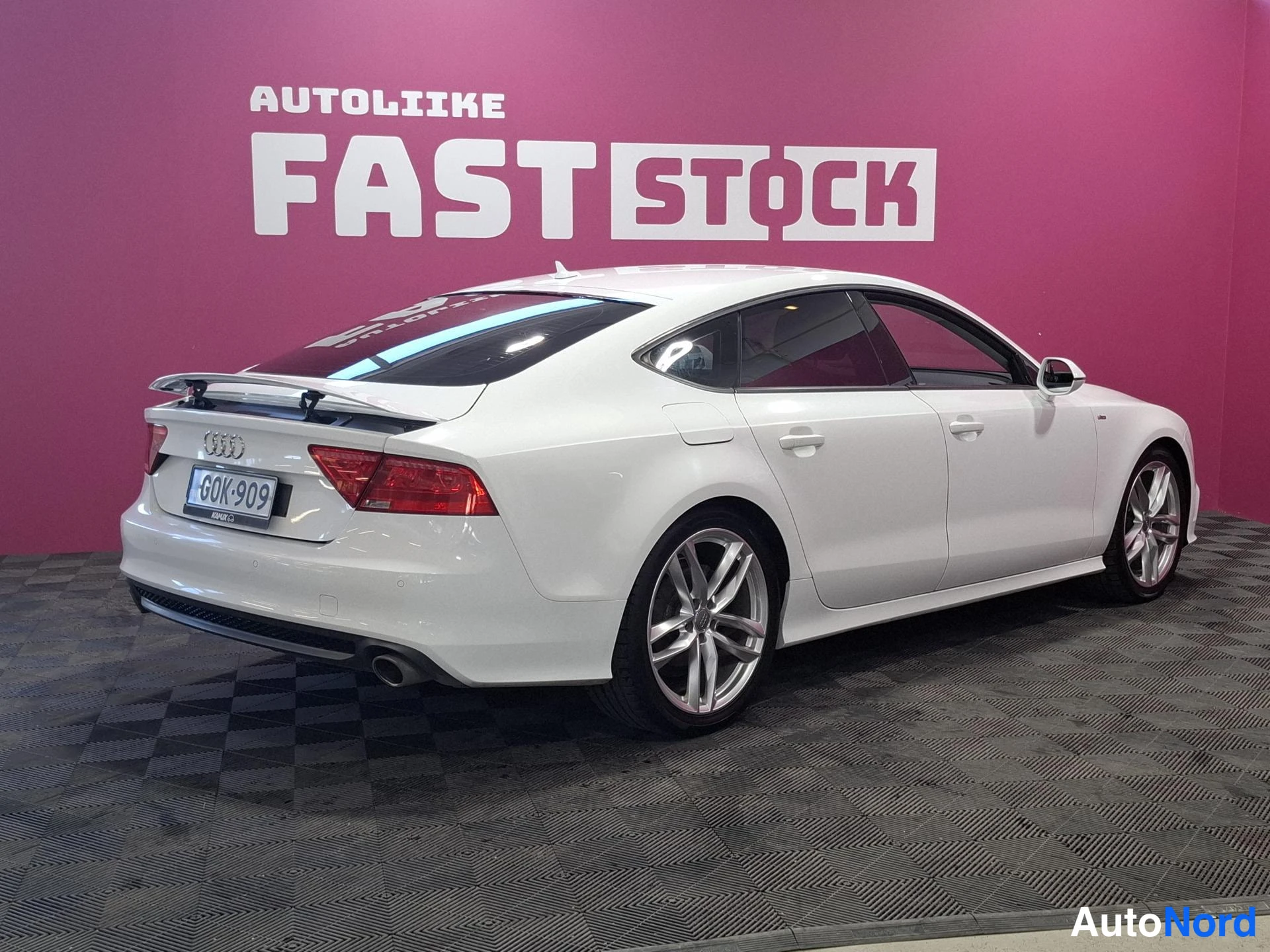White Audi A7 2012, rear three-quarter, photo 4